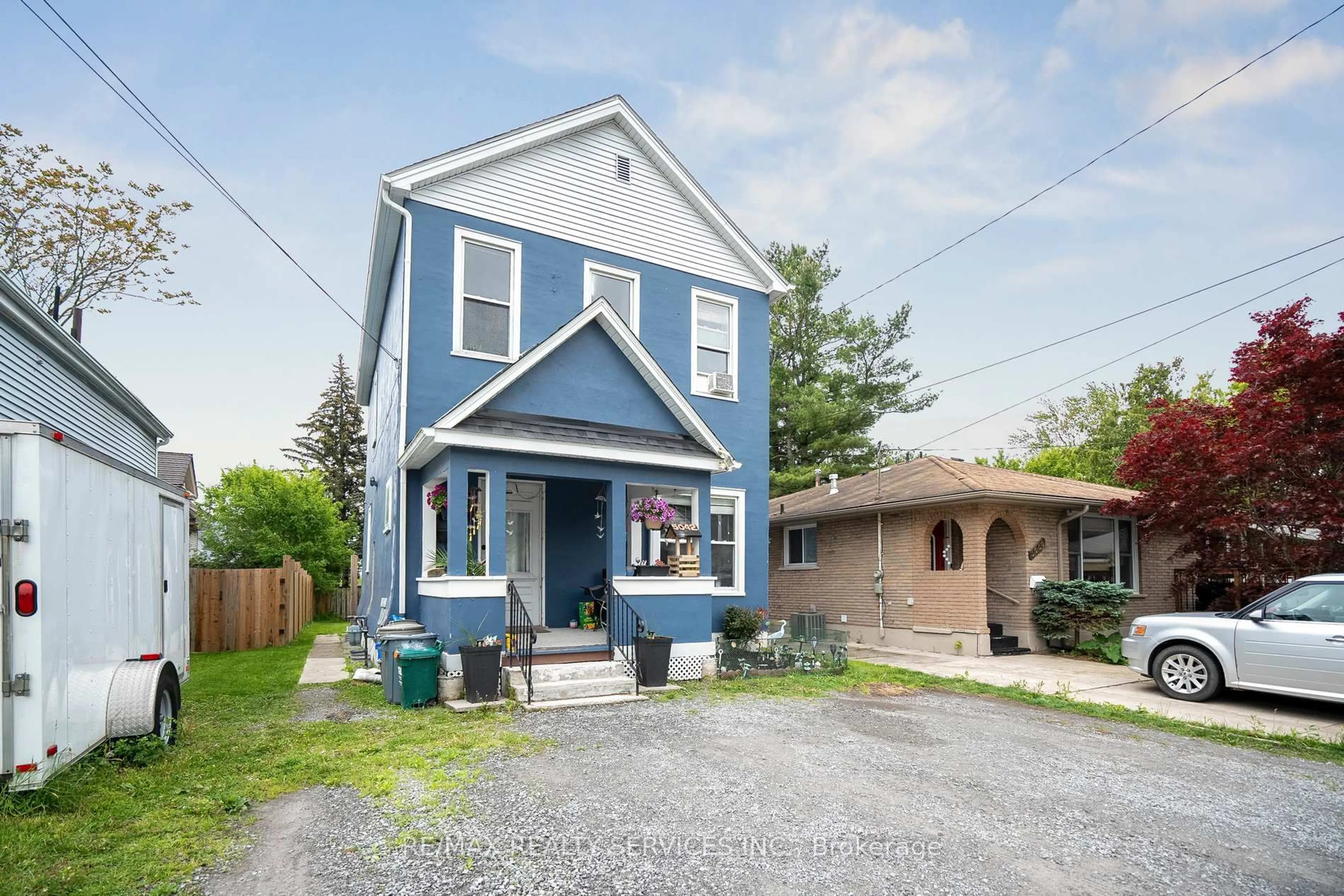 Home with vinyl exterior material, street for 5042 Ontario Ave, Niagara Falls Ontario L2E 3R9