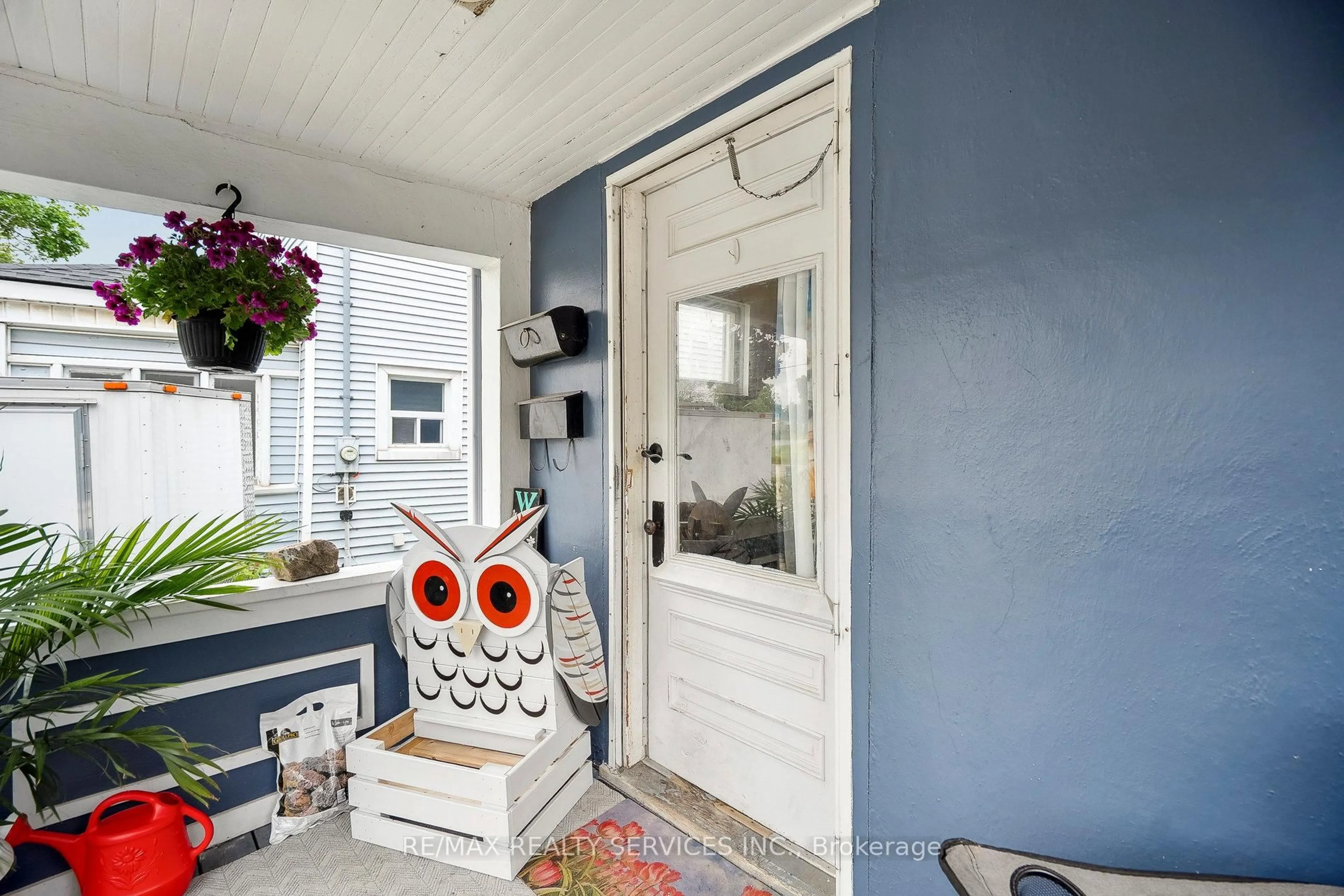 Indoor entryway for 5042 Ontario Ave, Niagara Falls Ontario L2E 3R9