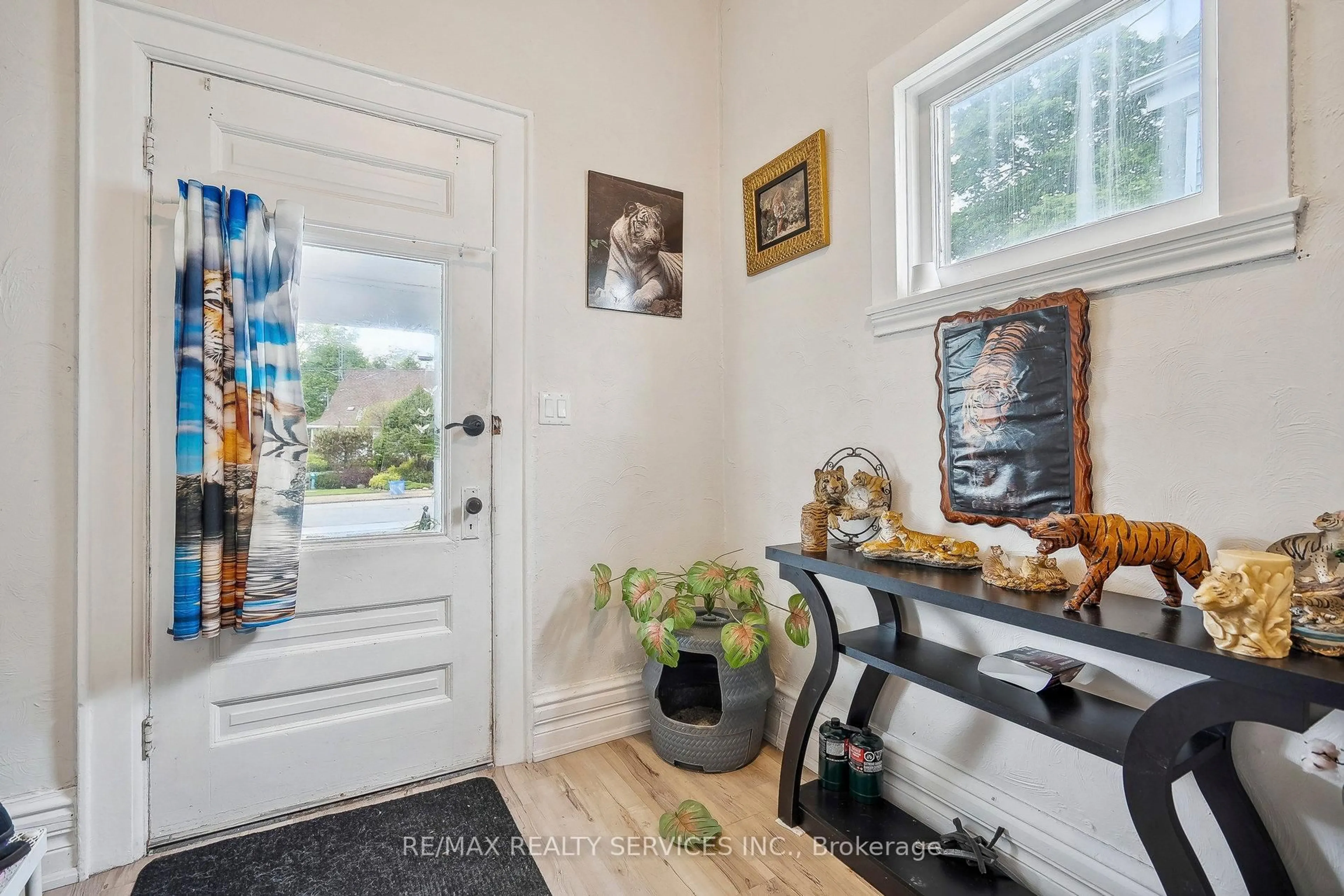 Indoor entryway for 5042 Ontario Ave, Niagara Falls Ontario L2E 3R9