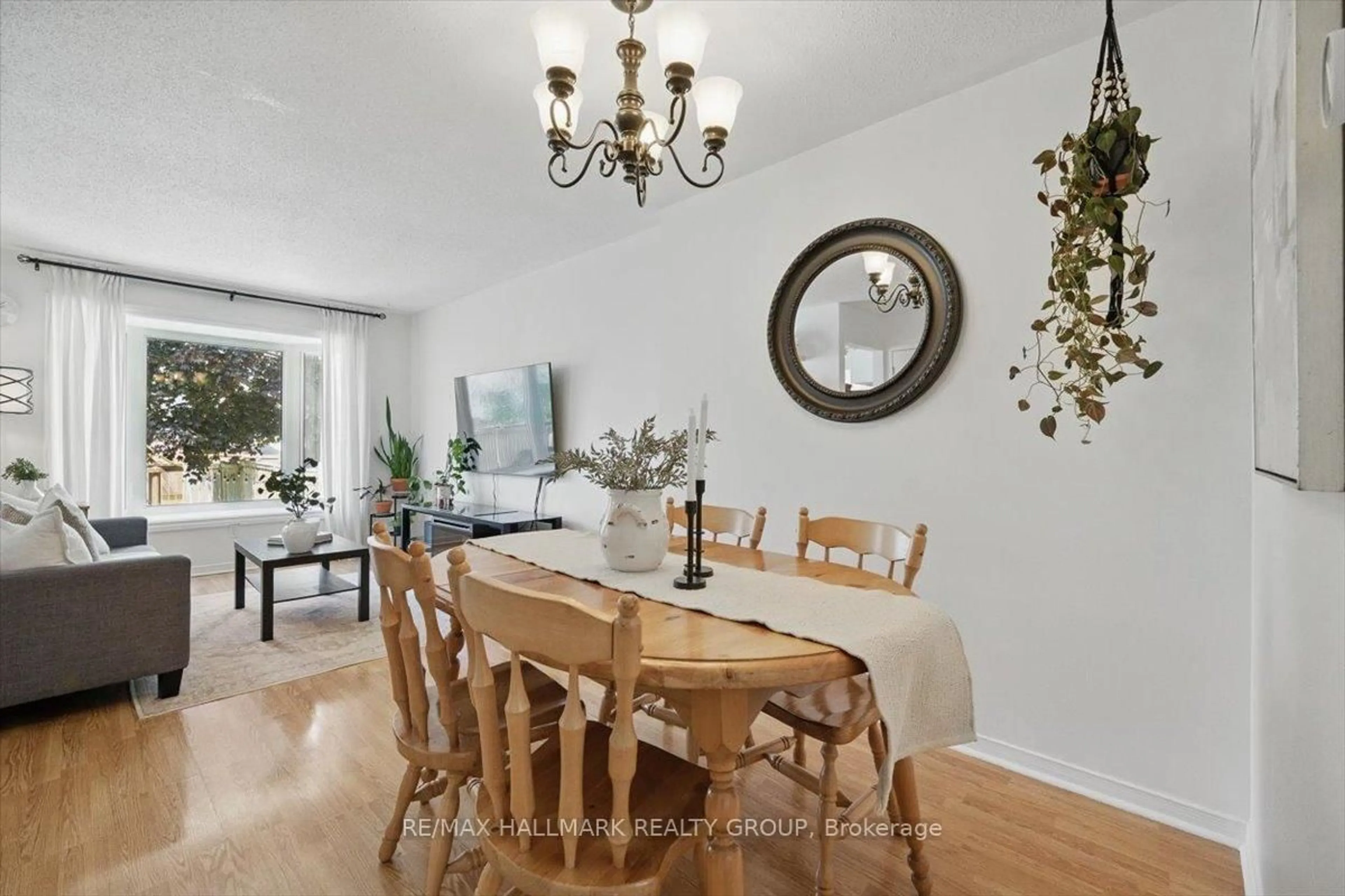 Dining room, wood/laminate floor for 2083 Sacramento Dr, Orleans Ontario K4A 3L2