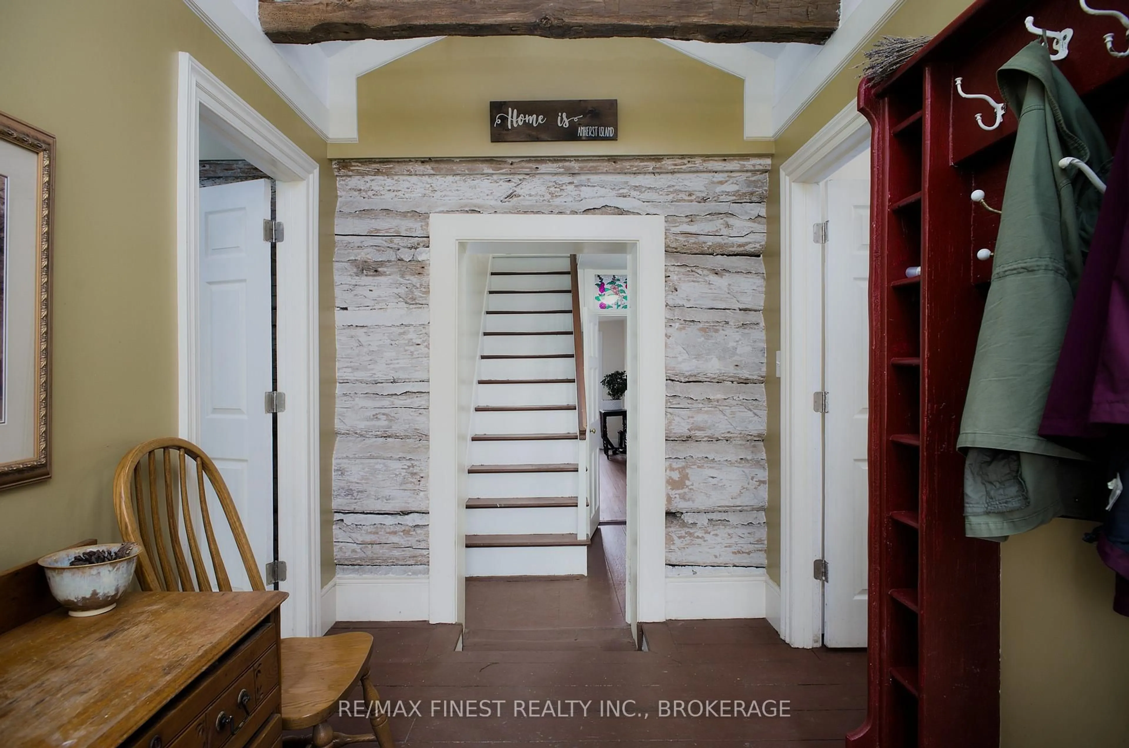 Indoor entryway for 14005 FRONT Rd, Stella Ontario K0H 2S0