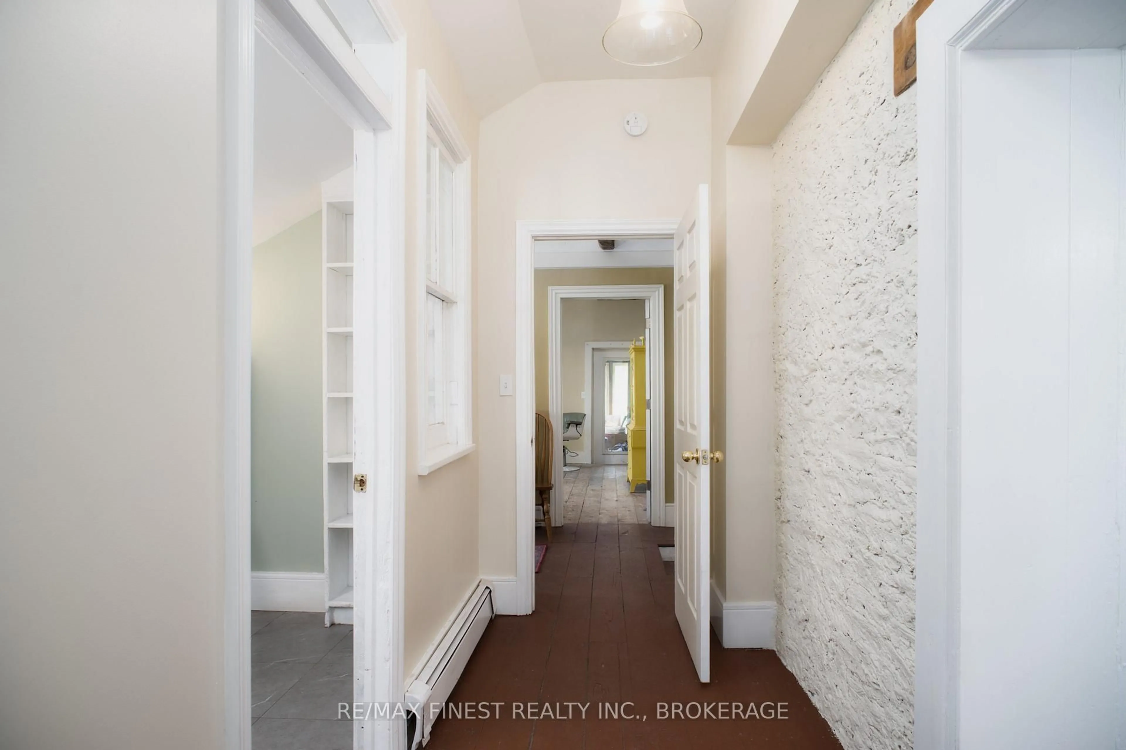 Indoor entryway for 14005 FRONT Rd, Stella Ontario K0H 2S0