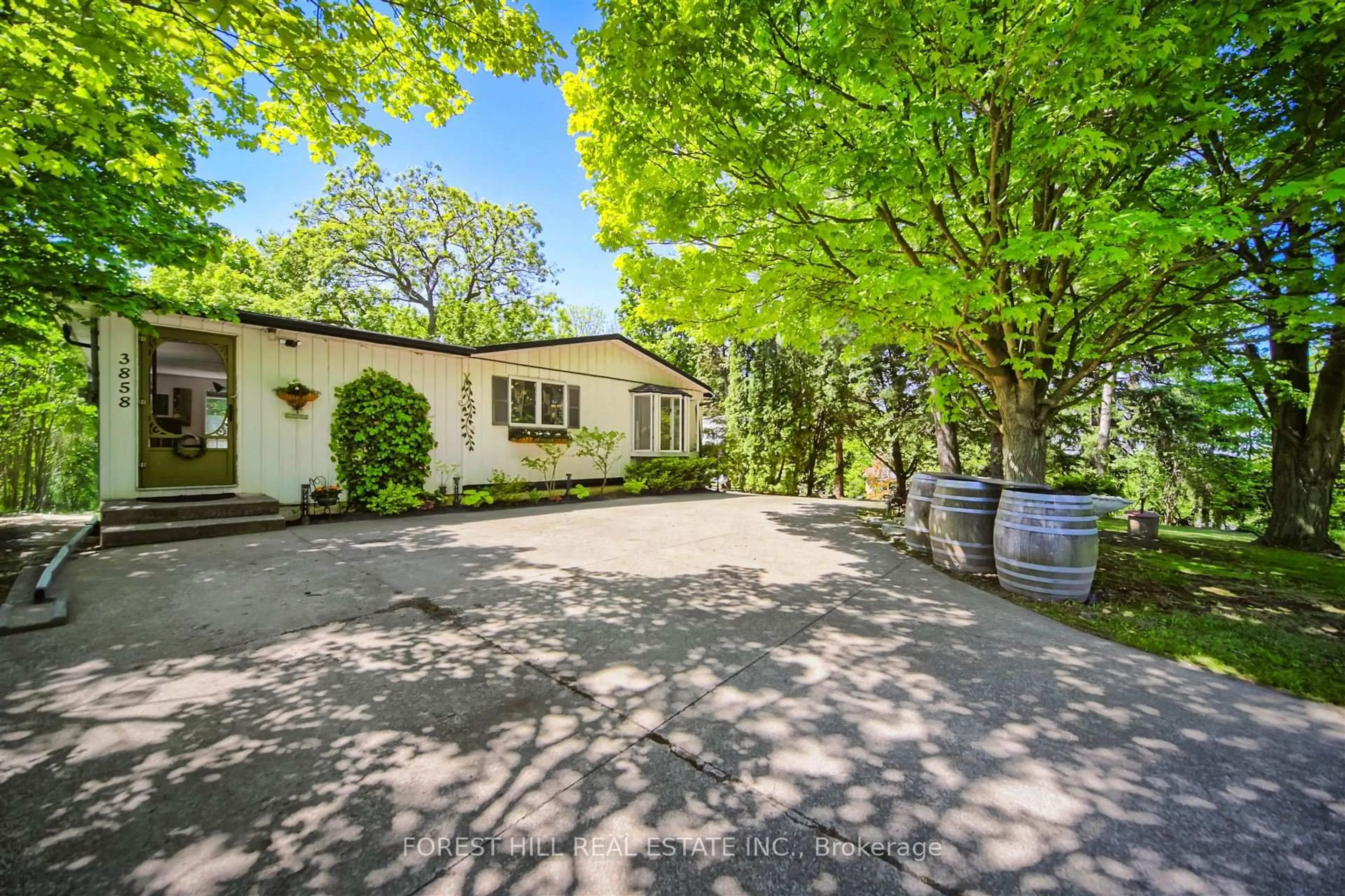 A pic from outside/outdoor area/front of a property/back of a property/a pic from drone, street for 3858 Aberdeen Rd, Lincoln Ontario L3J 0N7