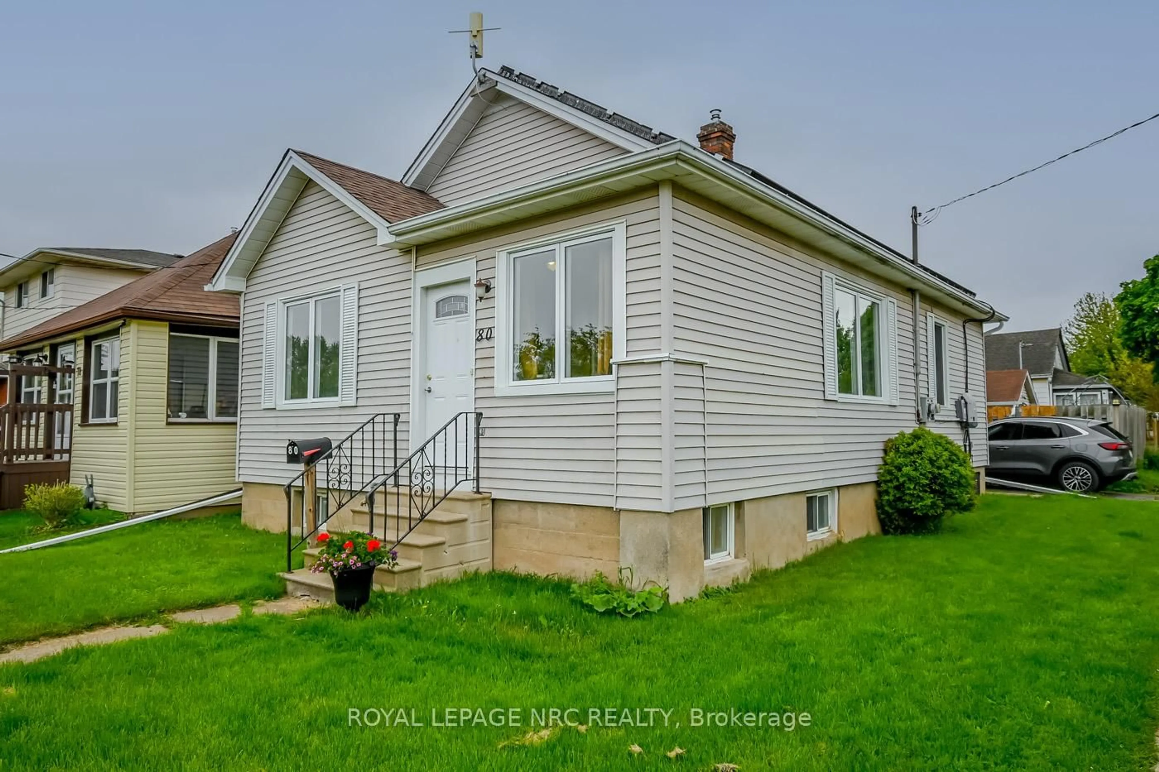Home with vinyl exterior material, building for 80 chetwood St, St. Catharines Ontario L2S 2A4