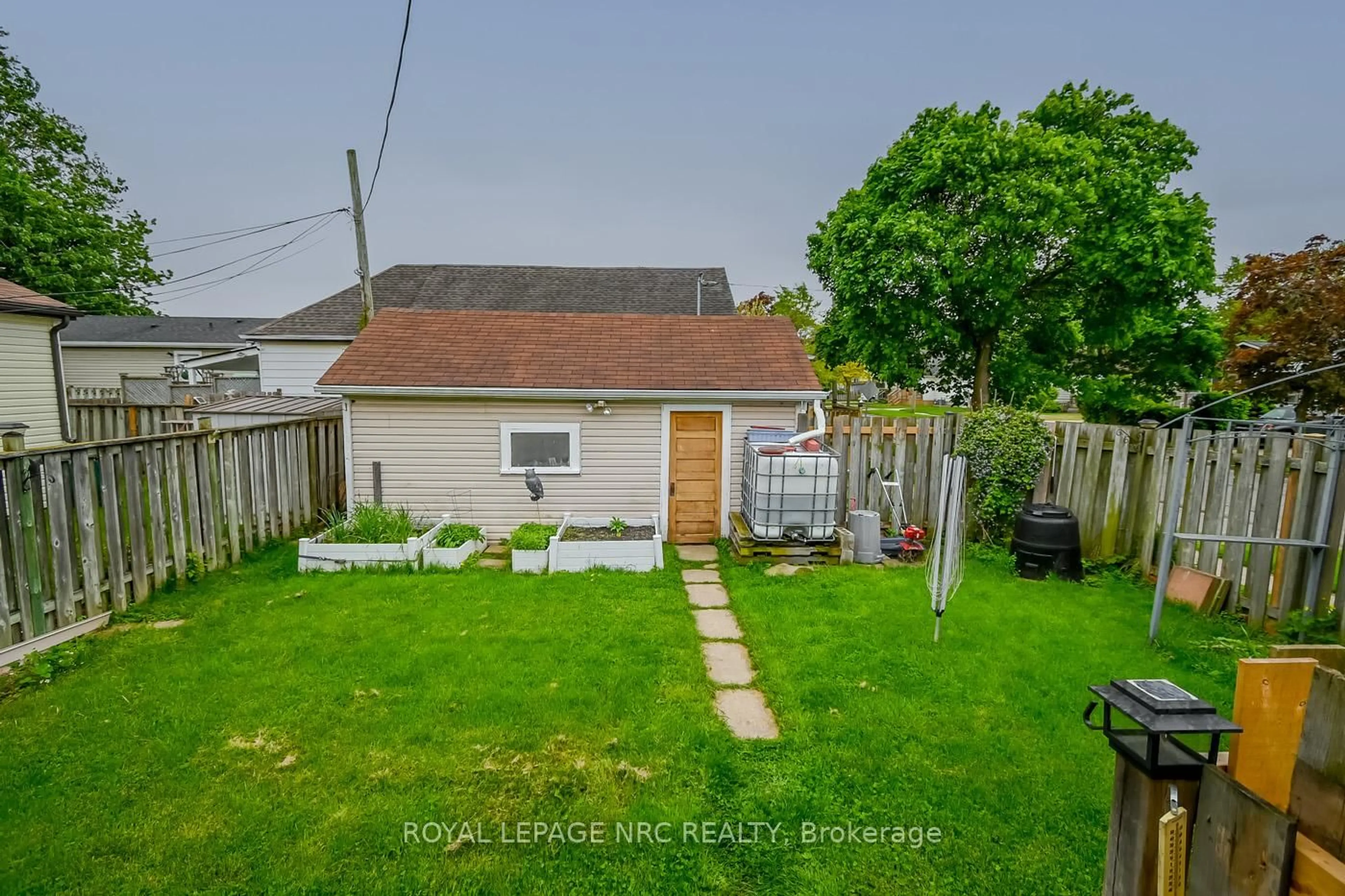 A pic from outside/outdoor area/front of a property/back of a property/a pic from drone, street for 80 chetwood St, St. Catharines Ontario L2S 2A4