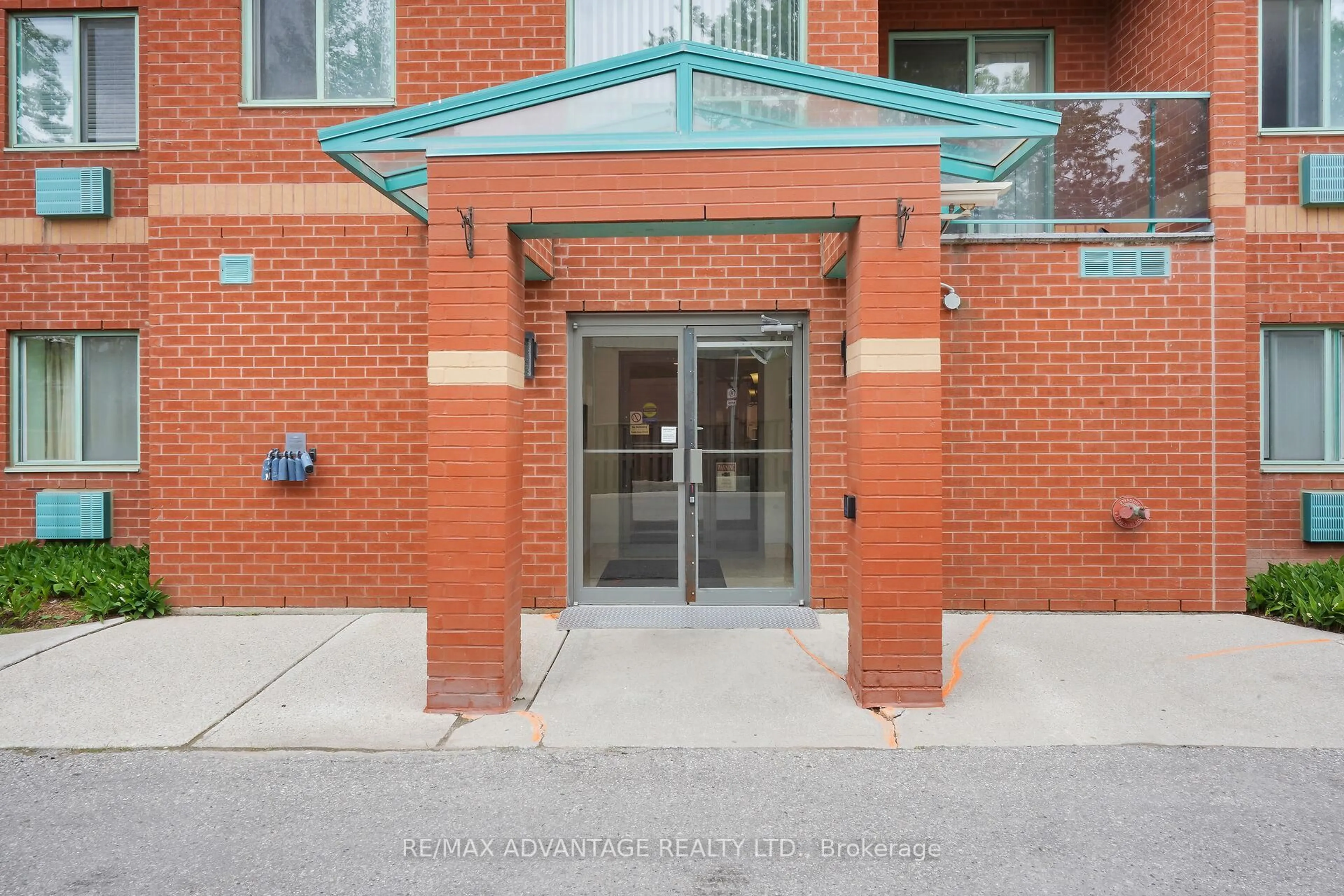 Indoor foyer for 76 BASE LINE Rd #302, London South Ontario N6J 4X6