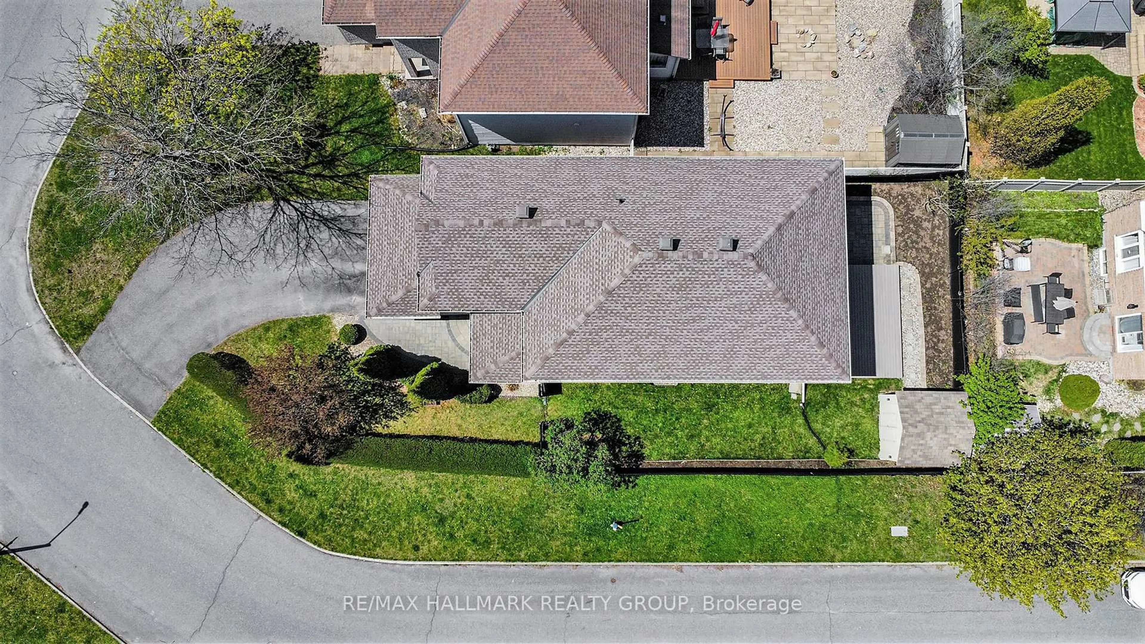 A pic from outside/outdoor area/front of a property/back of a property/a pic from drone, street for 171 Allanford Ave, Ottawa Ontario K1T 3Y4