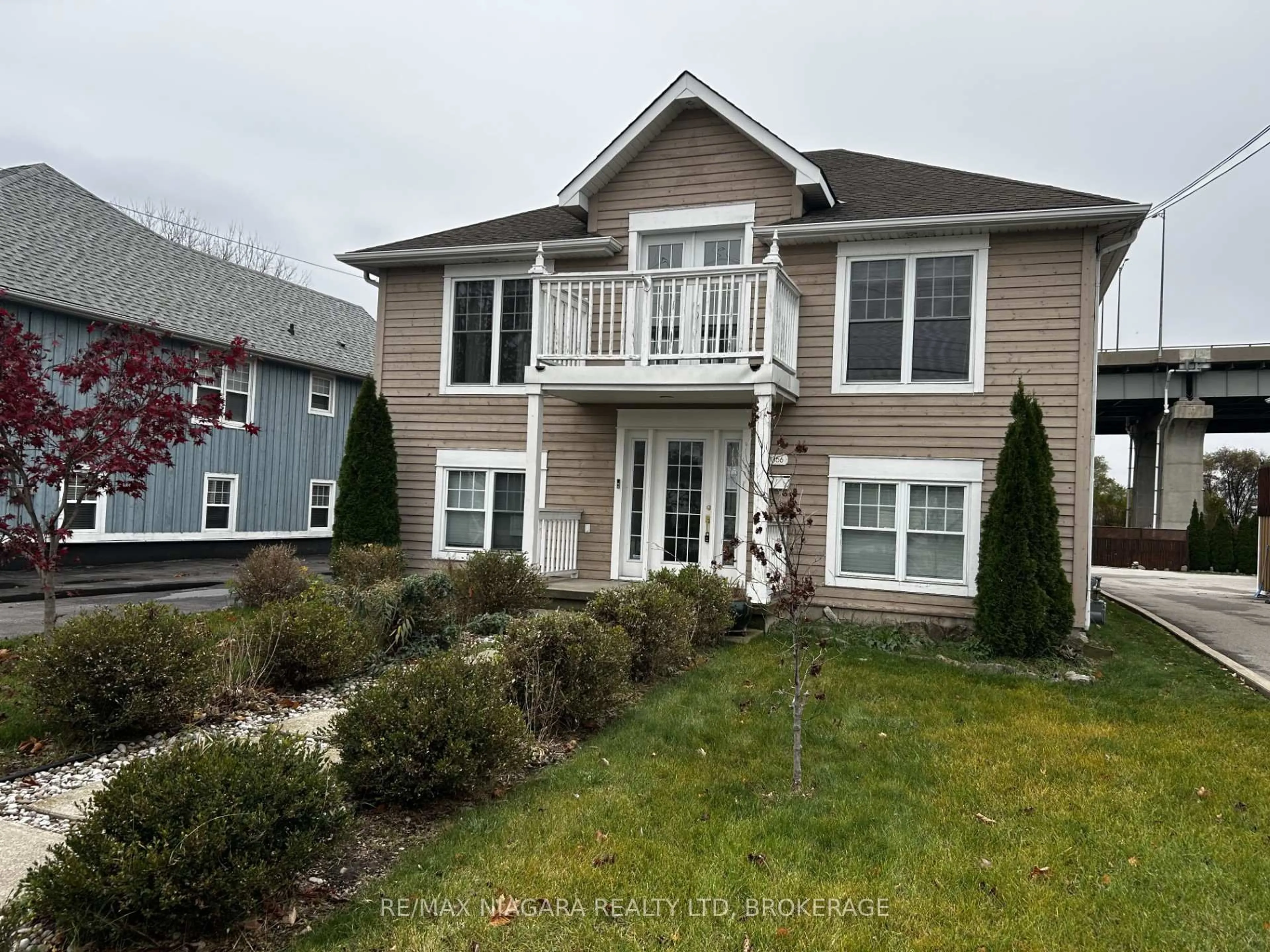 Home with vinyl exterior material, unknown for 1056 Beach Blvd, Hamilton Ontario L8H 6Z4