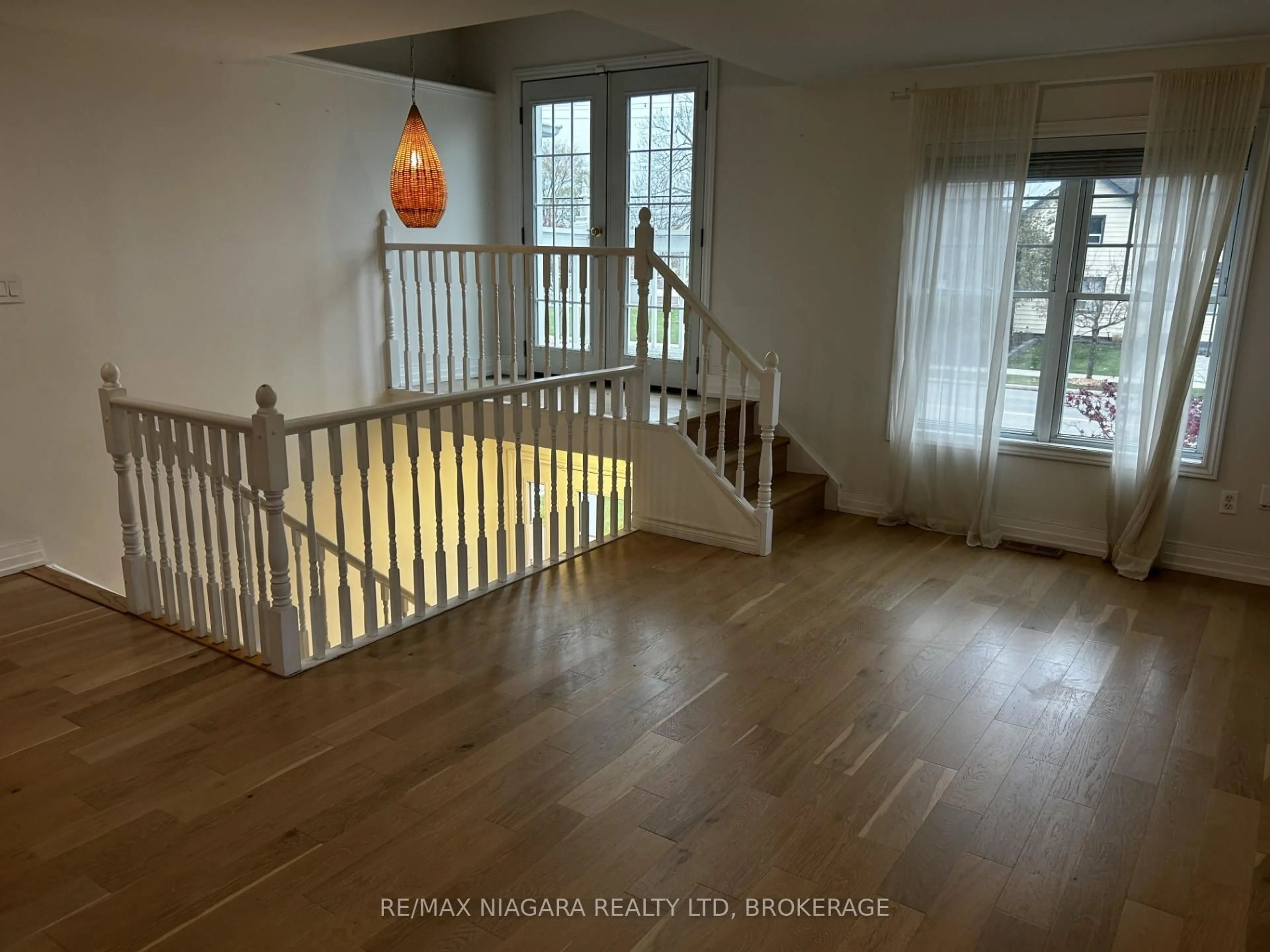A pic of a room for 1056 Beach Blvd, Hamilton Ontario L8H 6Z4