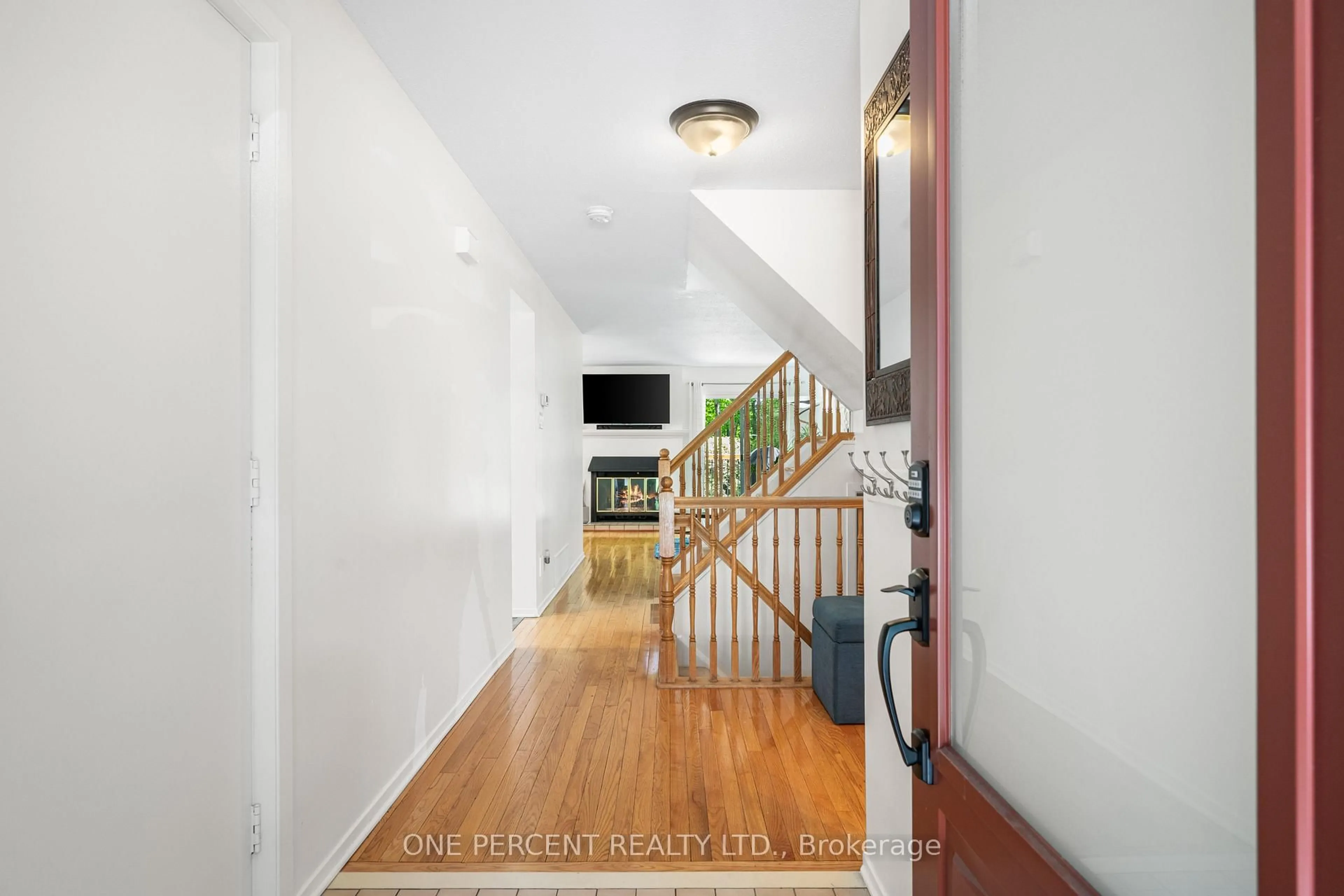 Indoor entryway for 6083 Des Treflieres Garden, Ottawa Ontario K1C 5V2