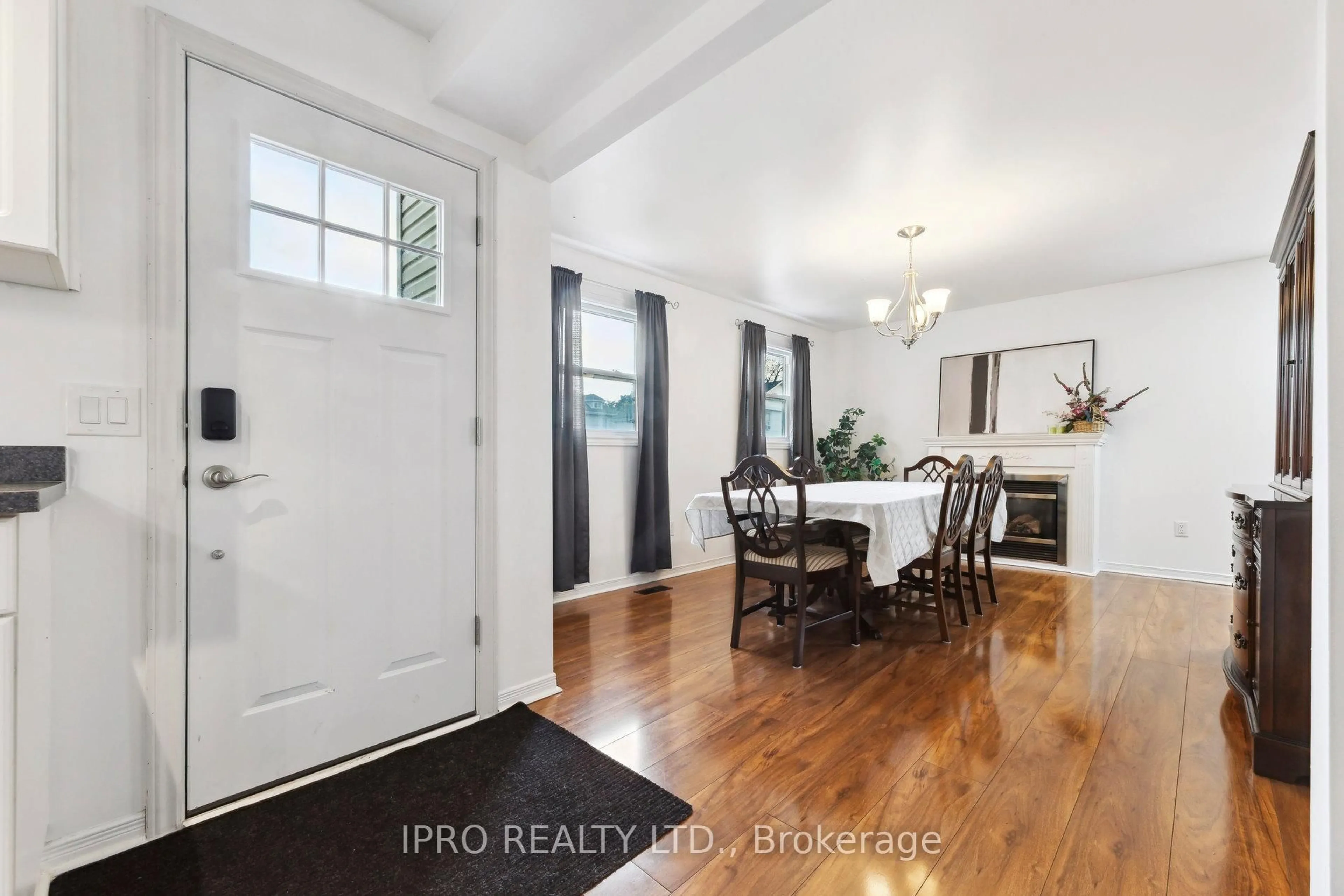Indoor entryway for 186 Dundas St, Quinte West Ontario K8V 3R2