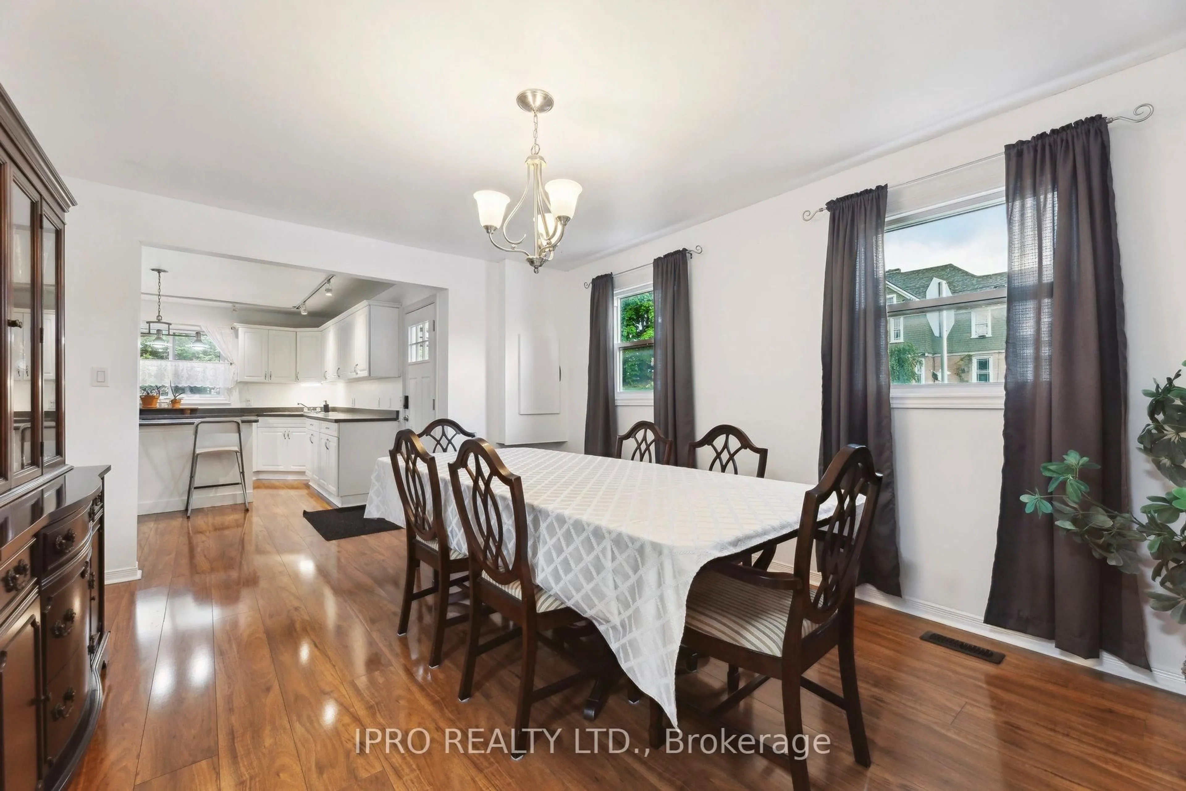 Dining room, wood/laminate floor for 186 Dundas St, Quinte West Ontario K8V 3R2