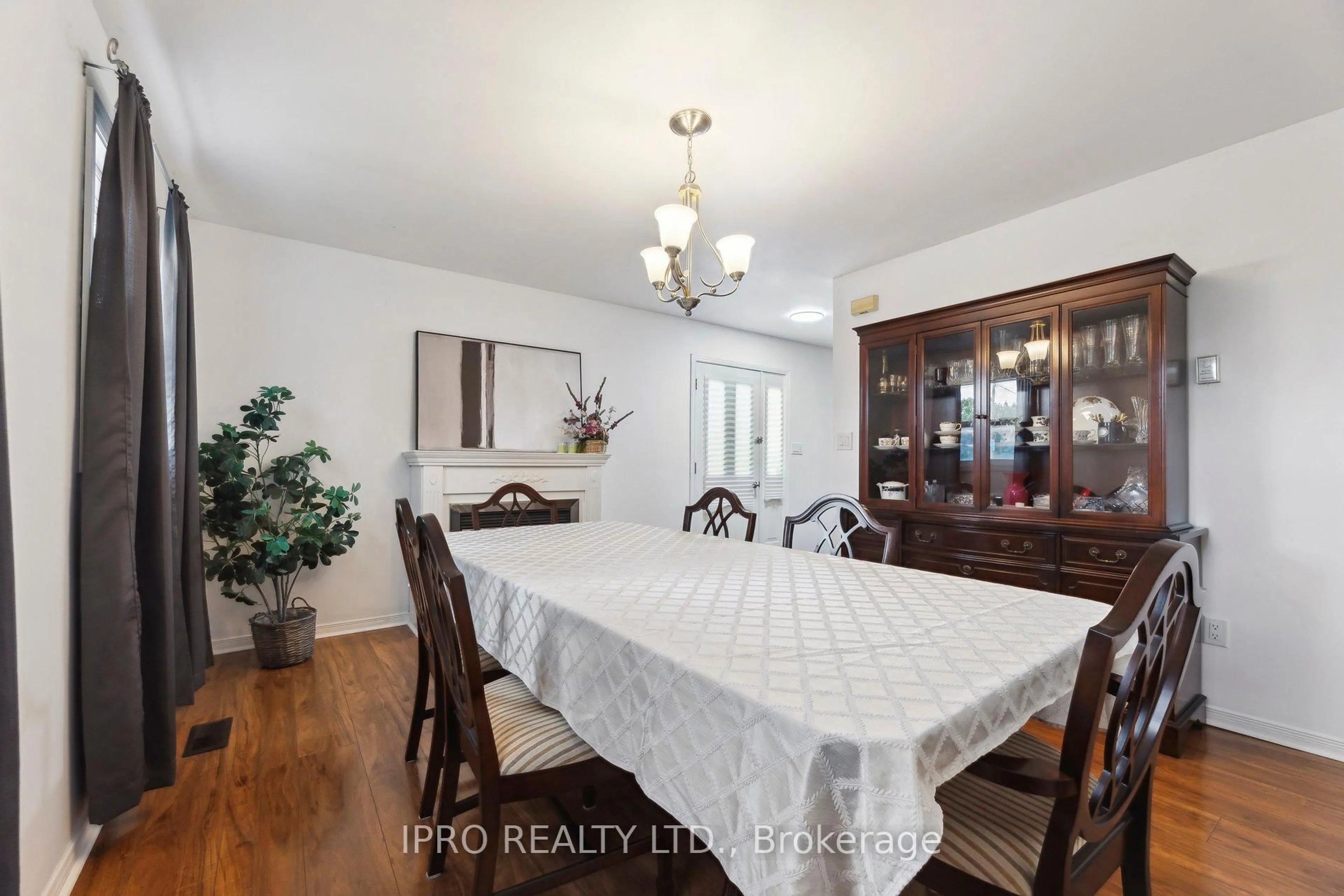 Dining room, wood/laminate floor for 186 Dundas St, Quinte West Ontario K8V 3R2