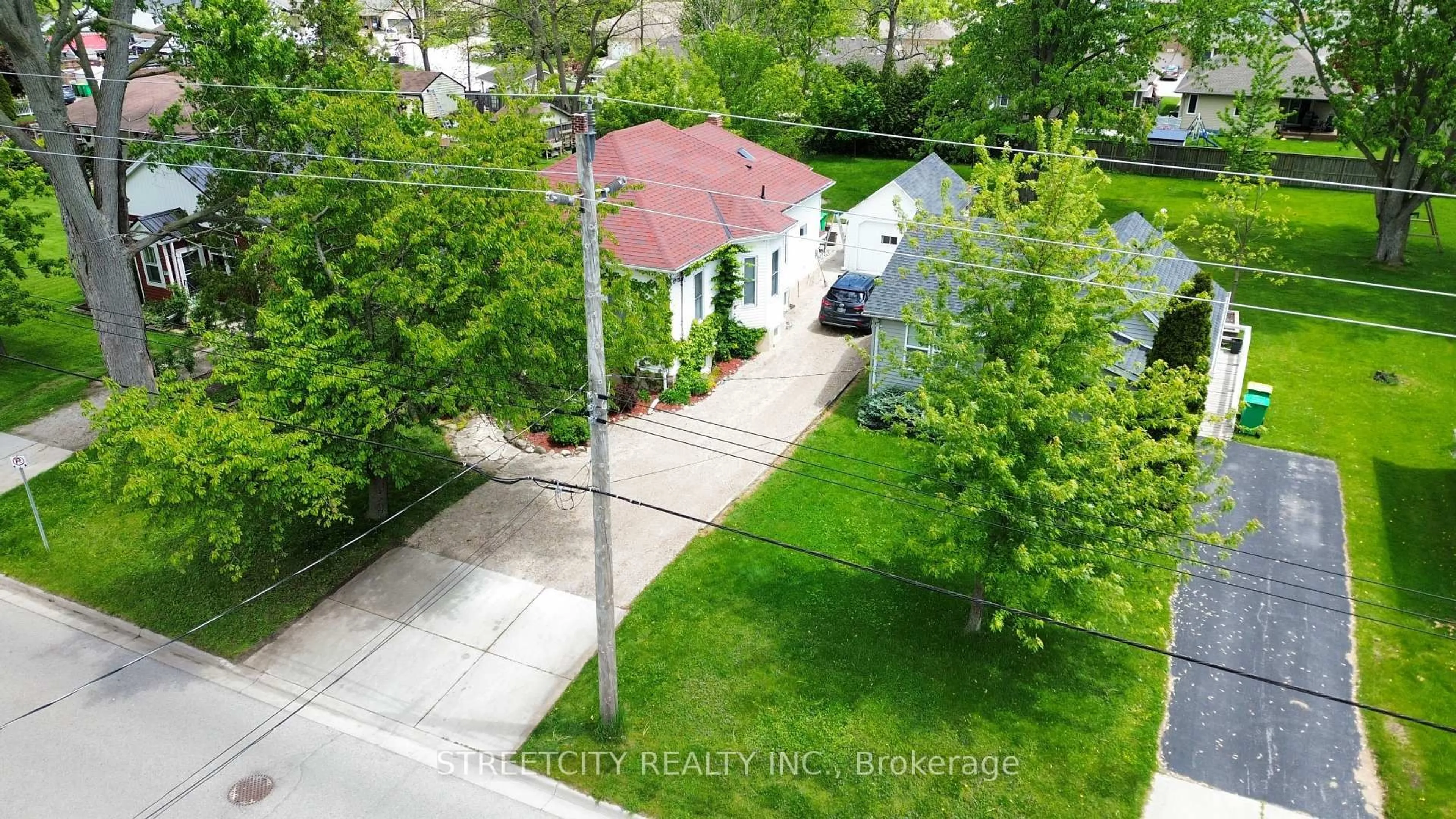 A pic from outside/outdoor area/front of a property/back of a property/a pic from drone, street for 338 Eureka St, Petrolia Ontario N0N 1R0