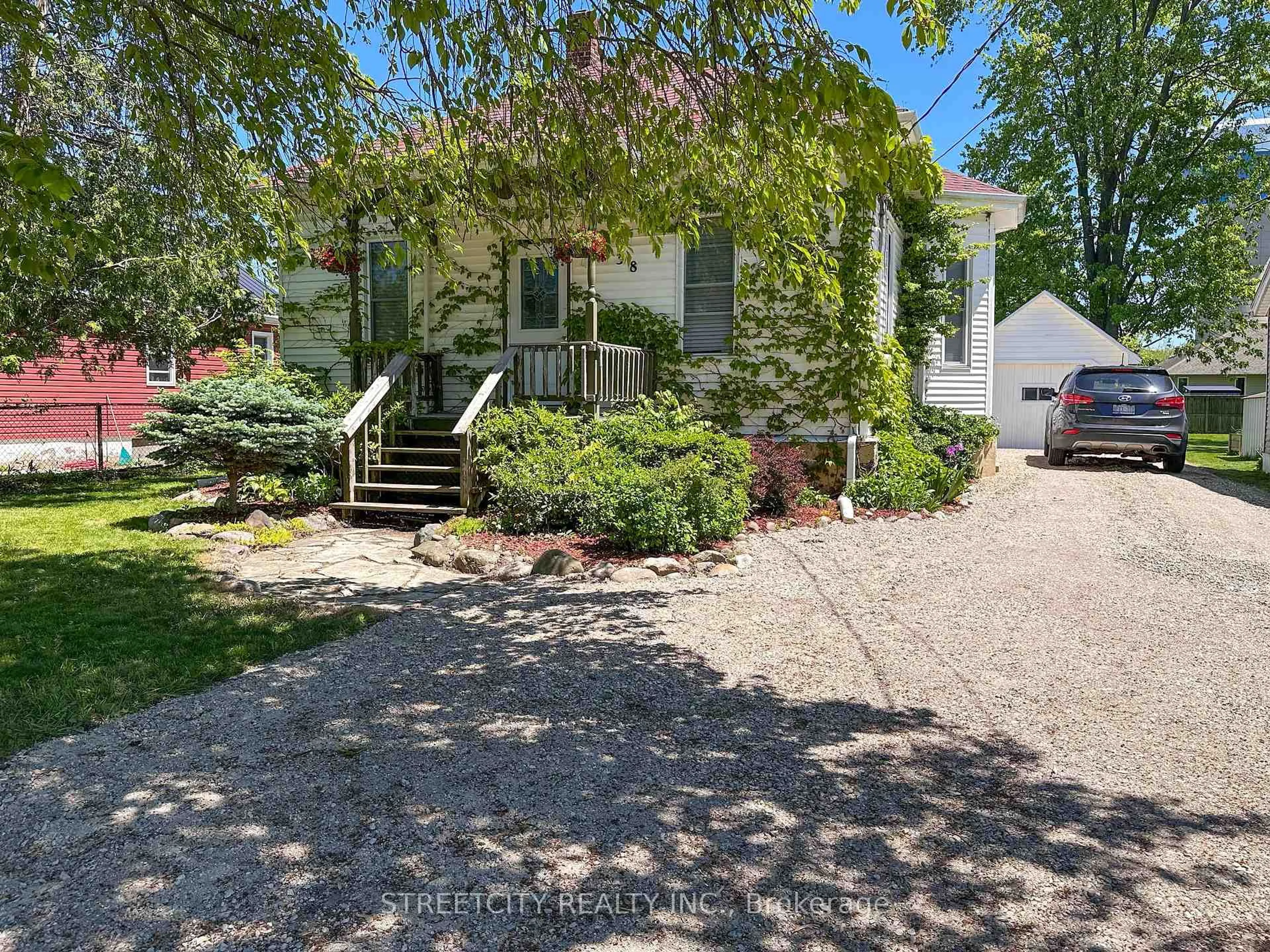 A pic from outside/outdoor area/front of a property/back of a property/a pic from drone, street for 338 Eureka St, Petrolia Ontario N0N 1R0