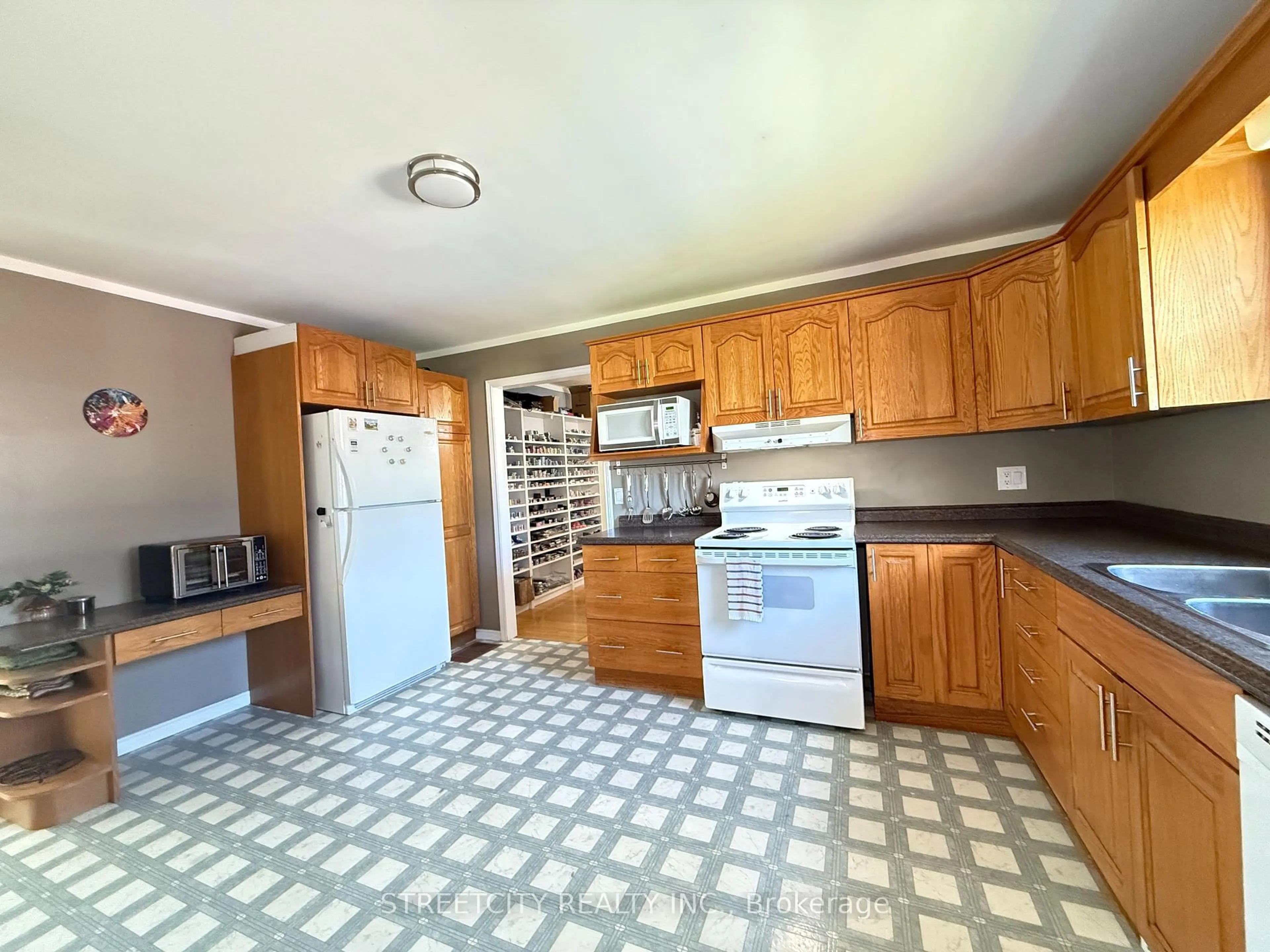 Standard kitchen, unknown for 338 Eureka St, Petrolia Ontario N0N 1R0