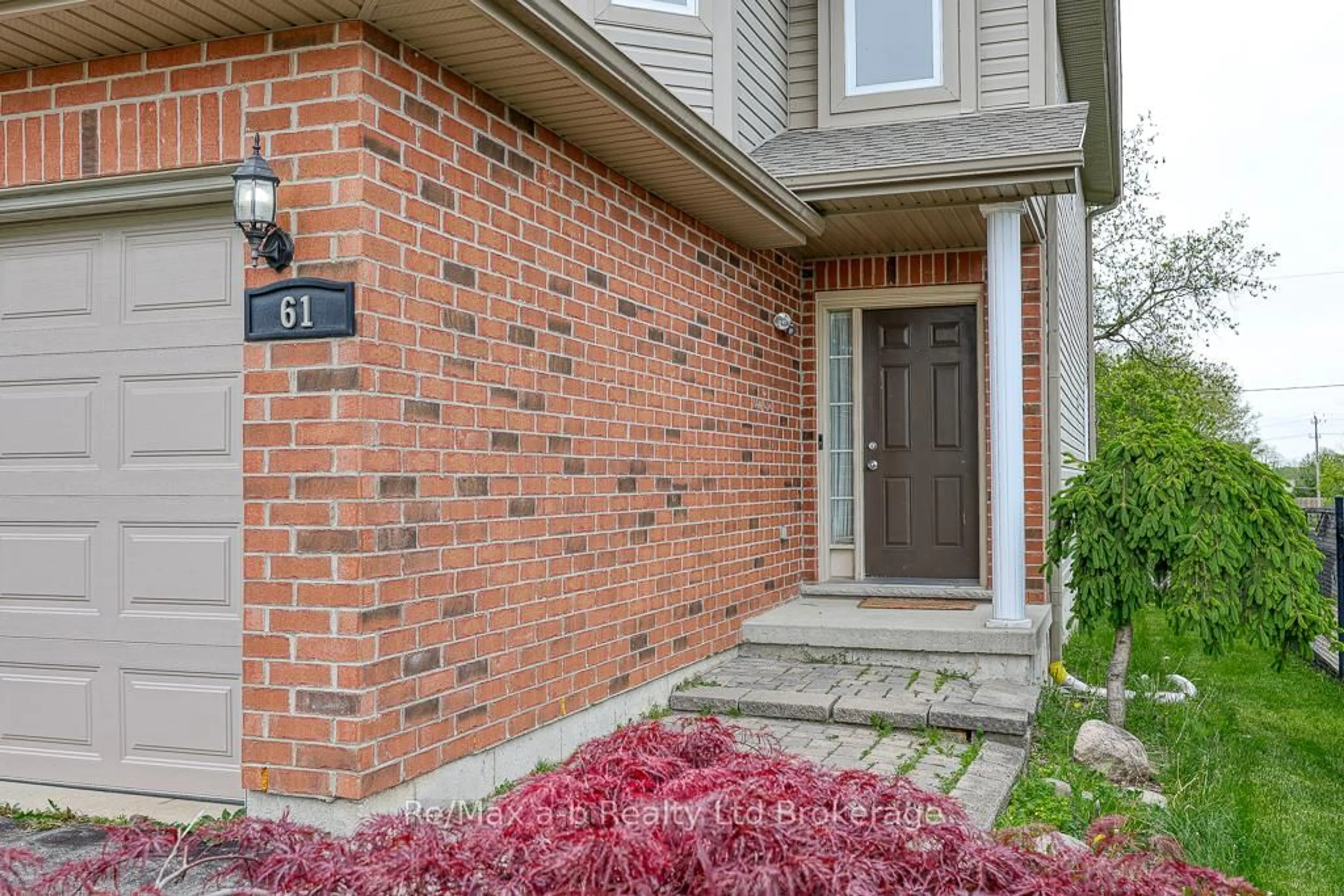 Home with brick exterior material, street for 61 Kerr Cres, Ingersoll Ontario N5C 4H1