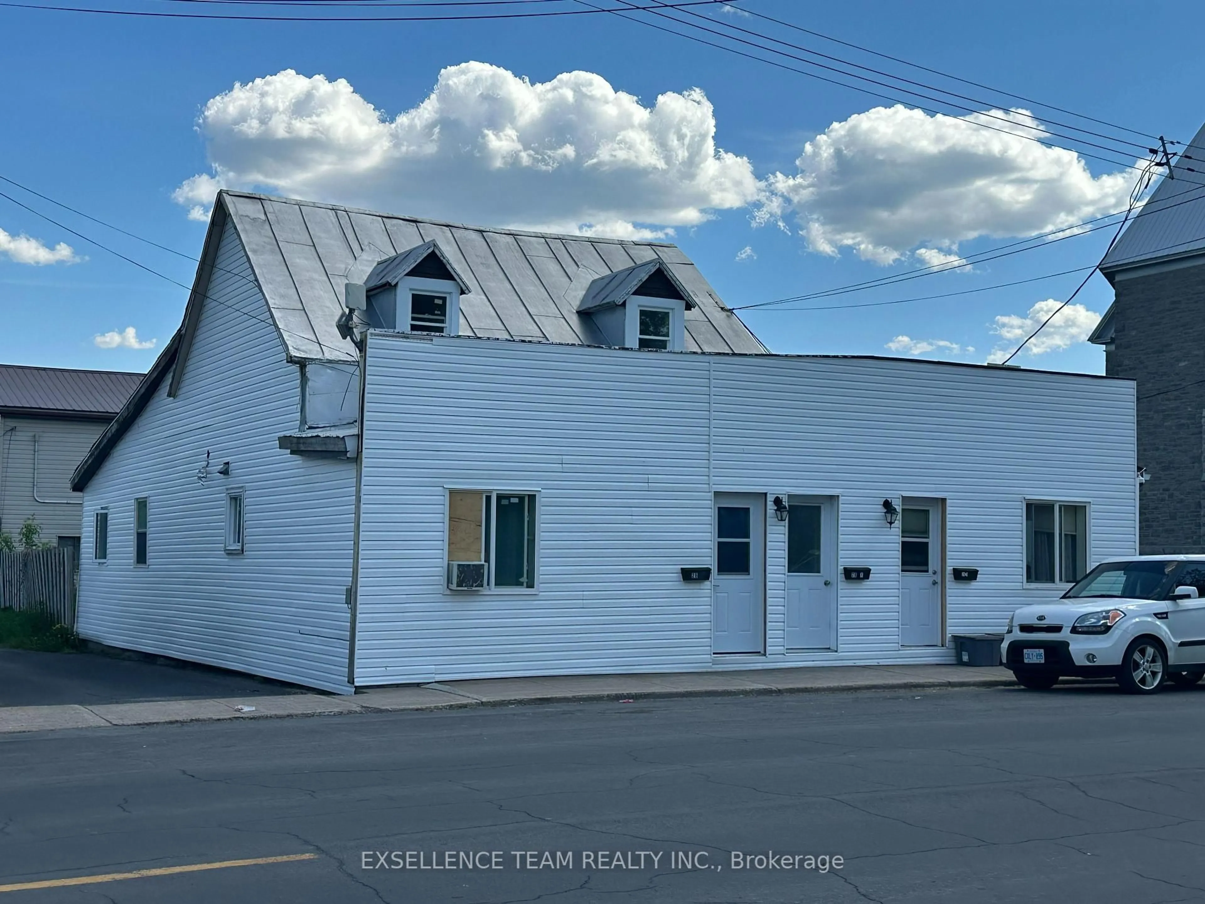 Home with vinyl exterior material, building for 28 Lochiel St, North Glengarry Ontario K0C 1A0