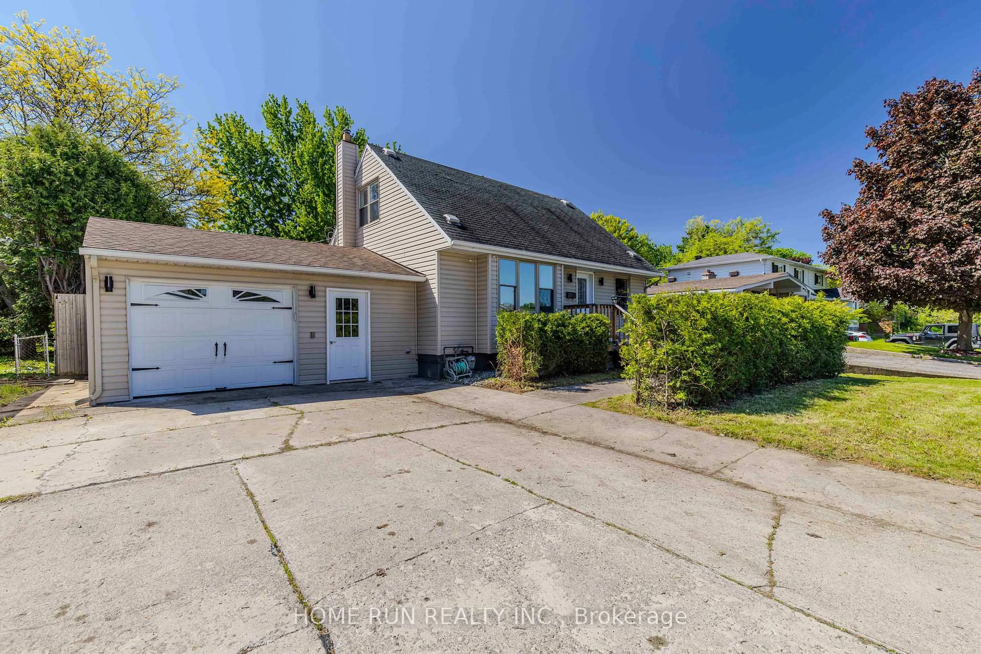 A pic from outside/outdoor area/front of a property/back of a property/a pic from drone, street for 92 Meadowlands Dr, Ottawa Ontario K2G 2R8