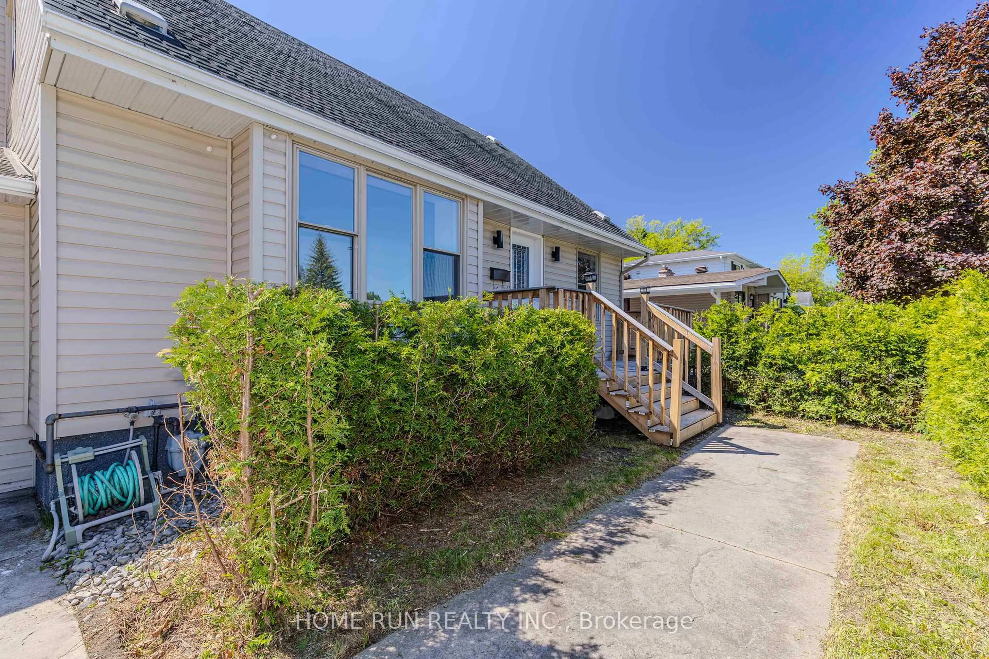 A pic from outside/outdoor area/front of a property/back of a property/a pic from drone, street for 92 Meadowlands Dr, Ottawa Ontario K2G 2R8