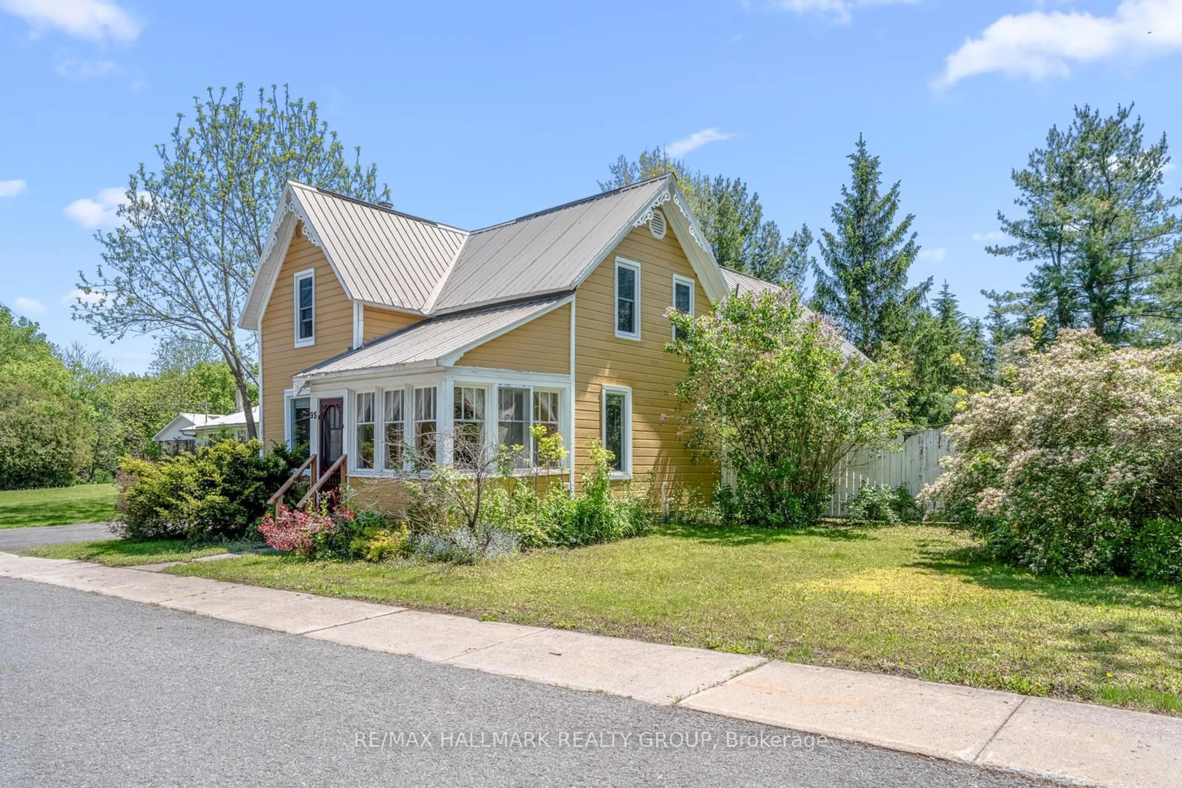 Home with vinyl exterior material, street for 95 MOREWOOD St, North Dundas Ontario K0A 2R0