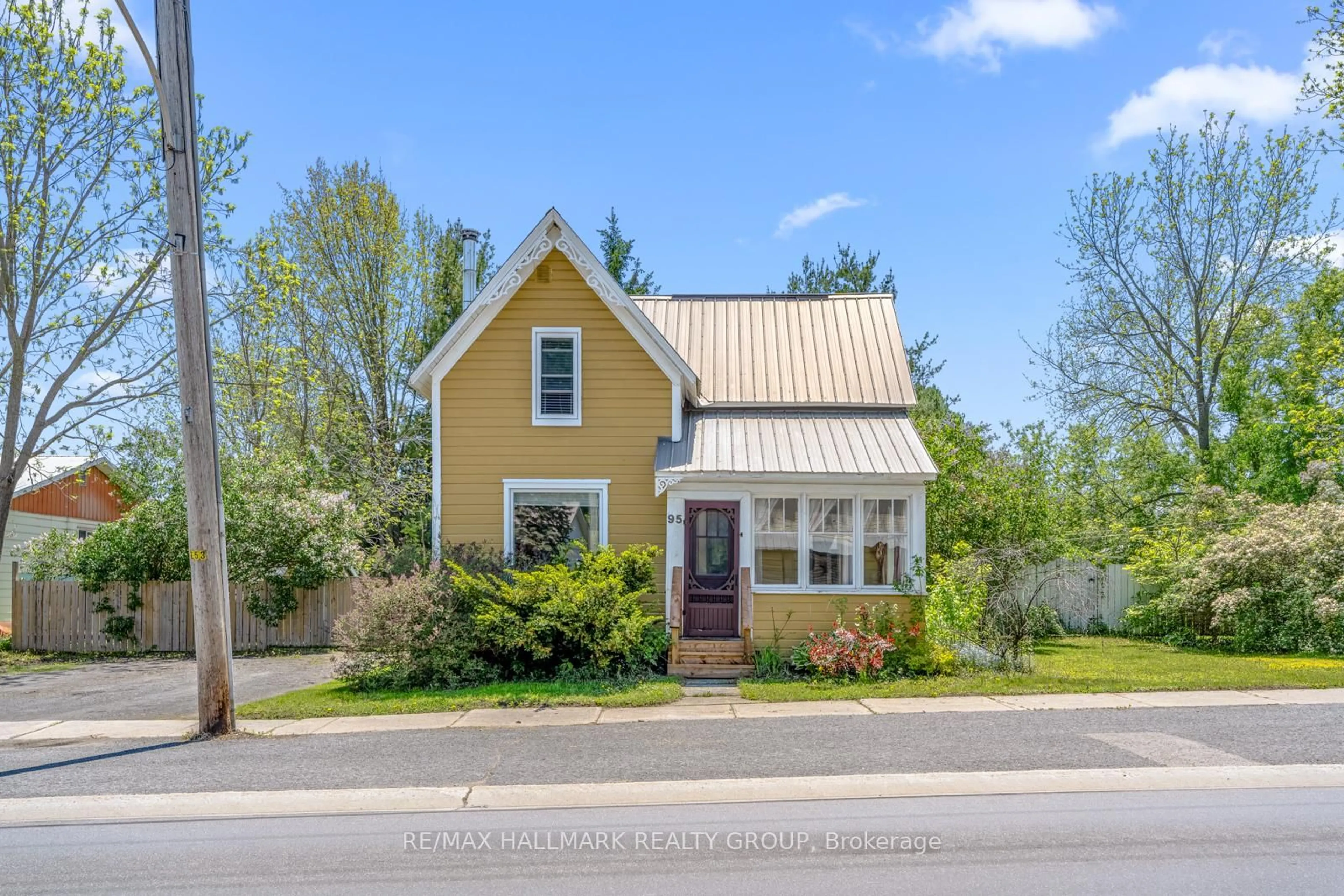 Home with vinyl exterior material, street for 95 MOREWOOD St, North Dundas Ontario K0A 2R0