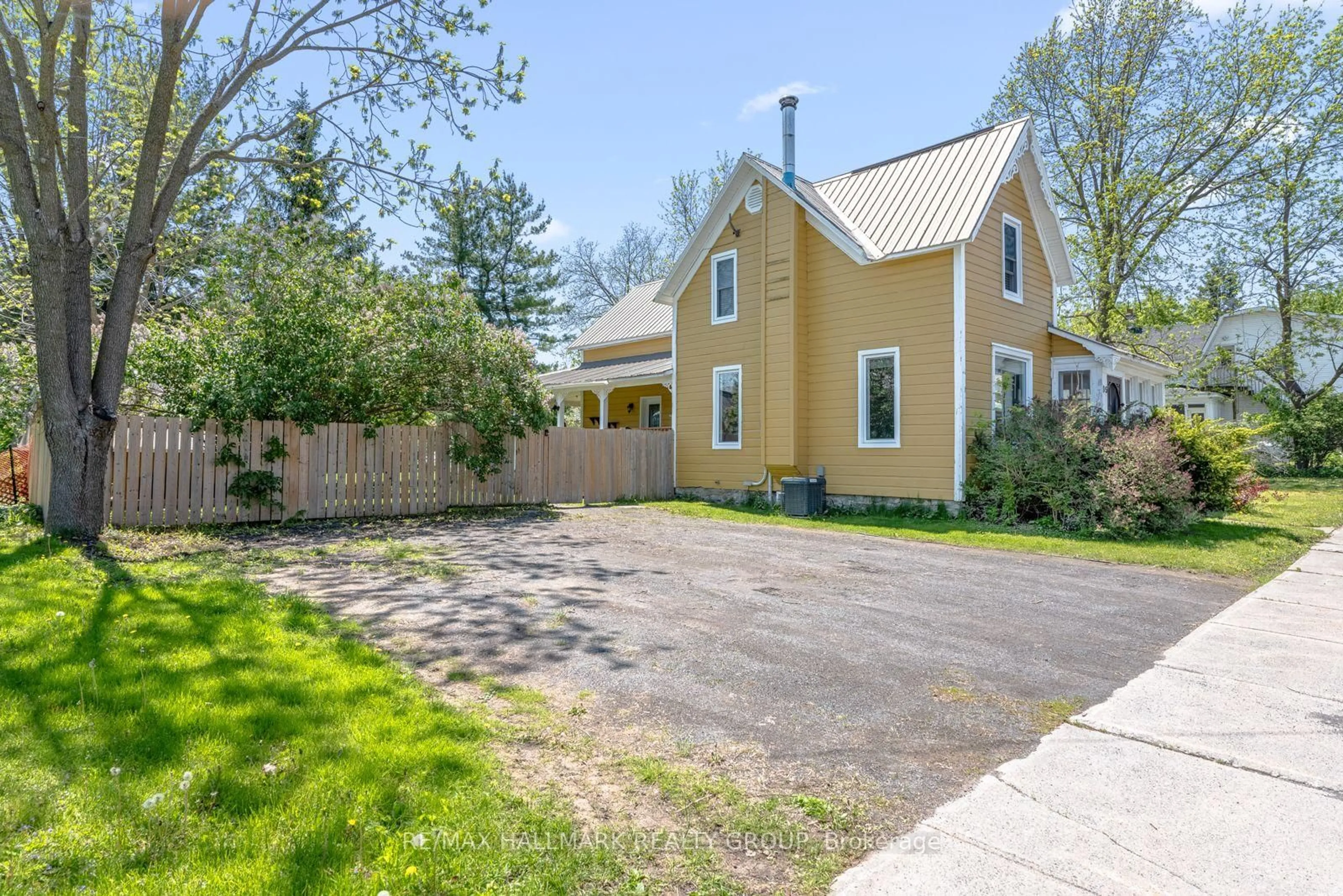 A pic from outside/outdoor area/front of a property/back of a property/a pic from drone, street for 95 MOREWOOD St, North Dundas Ontario K0A 2R0