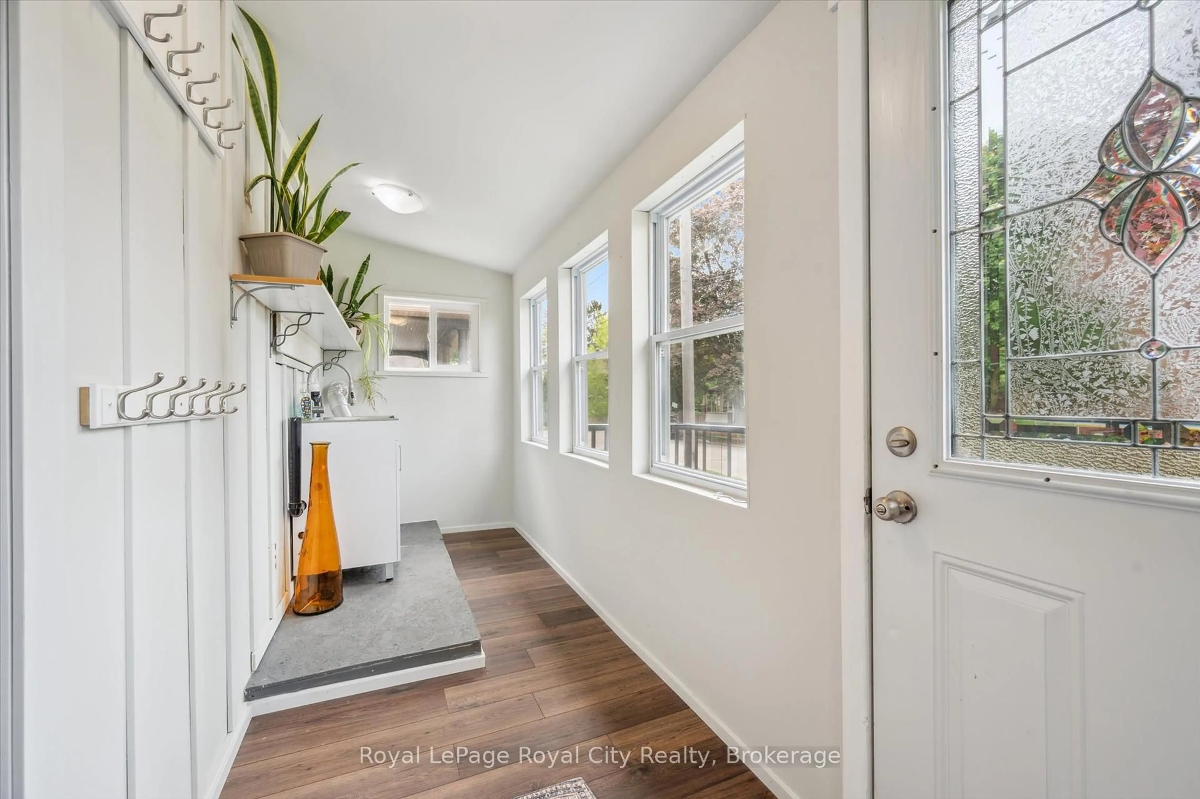 Indoor entryway for 40 Alma St, Guelph Ontario N1H 5W7