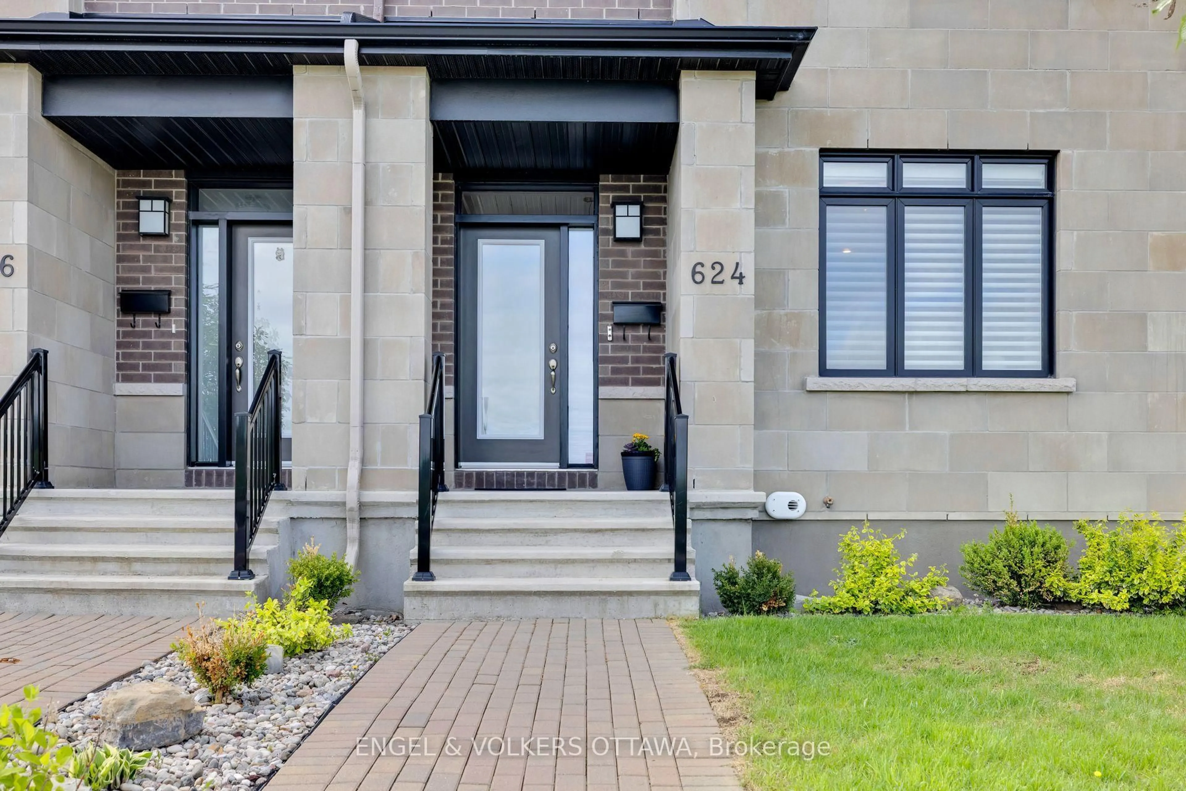 Unknown for 624 Mikinak Rd, Ottawa Ontario K1K 3X7