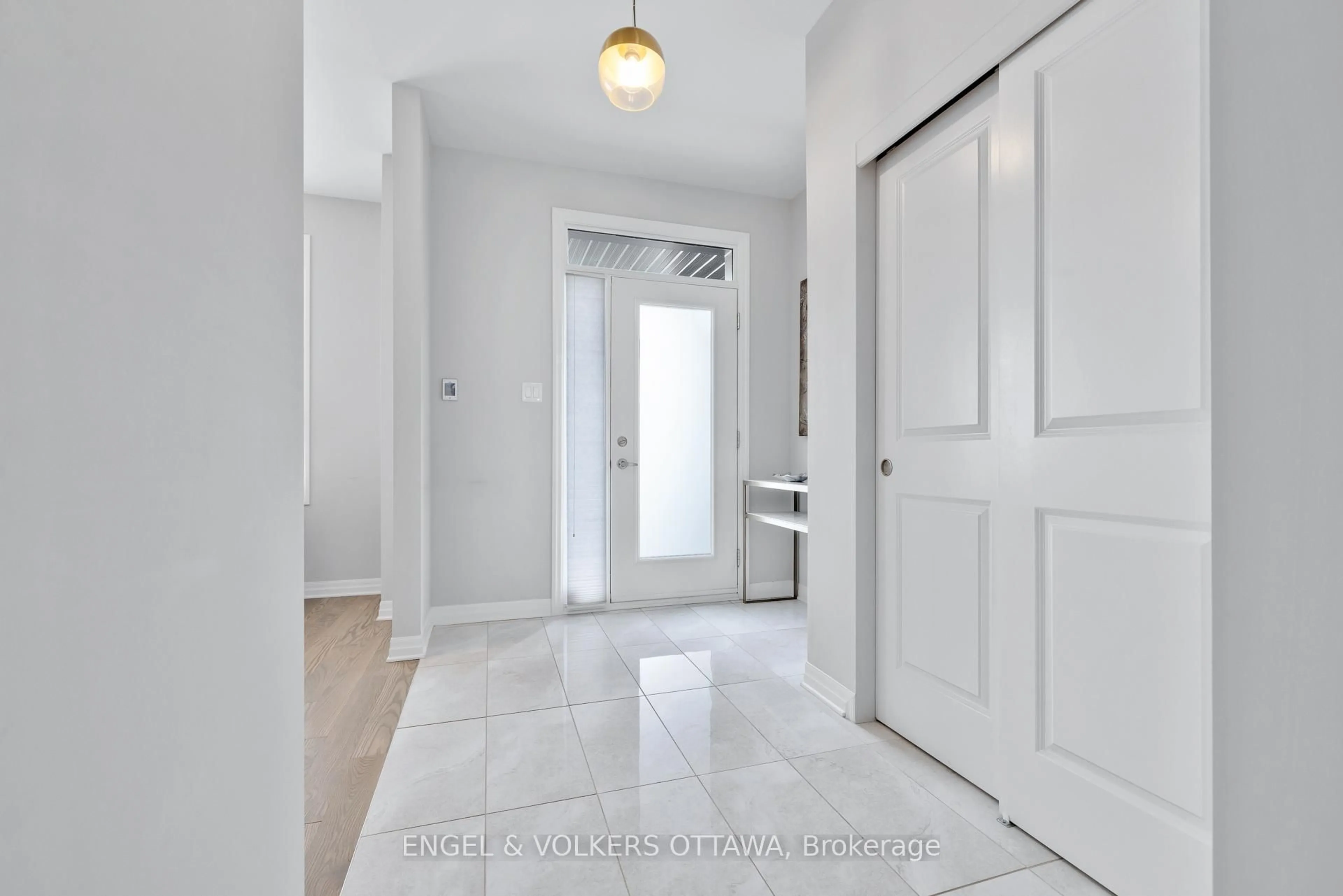 Indoor entryway for 624 Mikinak Rd, Ottawa Ontario K1K 3X7