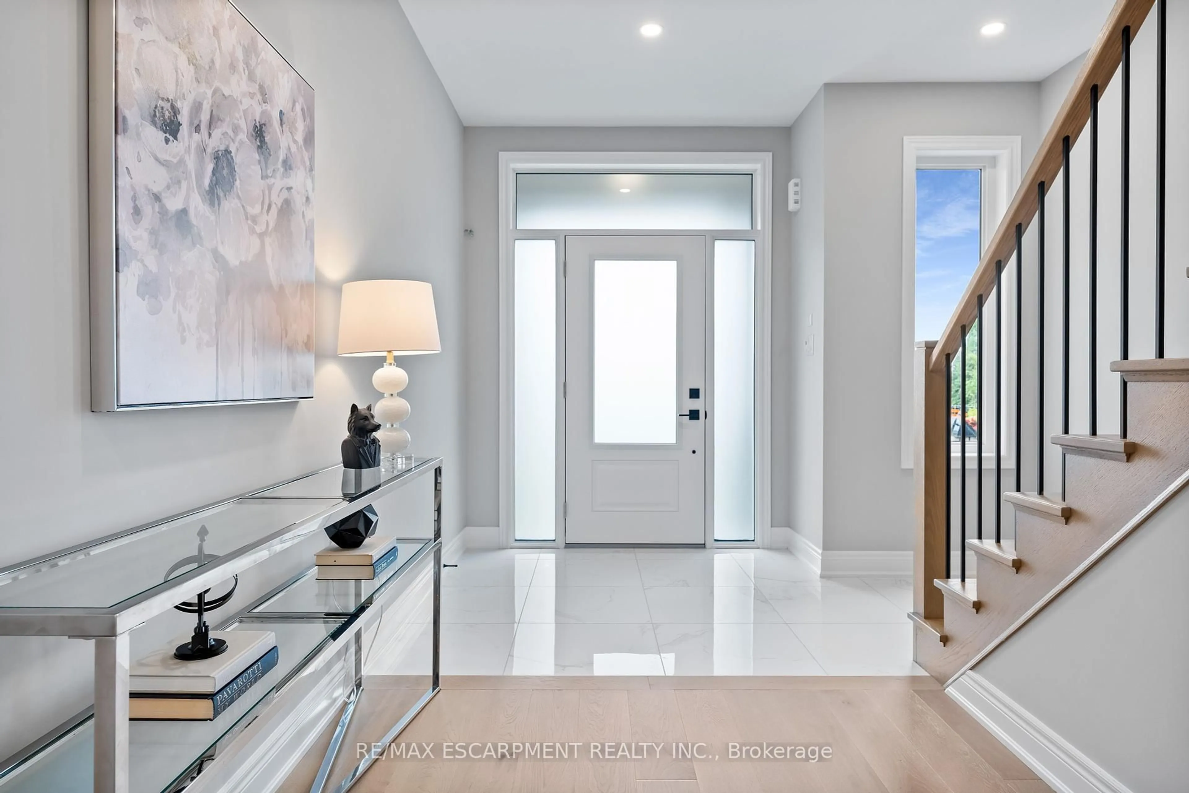Indoor entryway for 65 Seabreeze Cres, Hamilton Ontario L8E 5C8