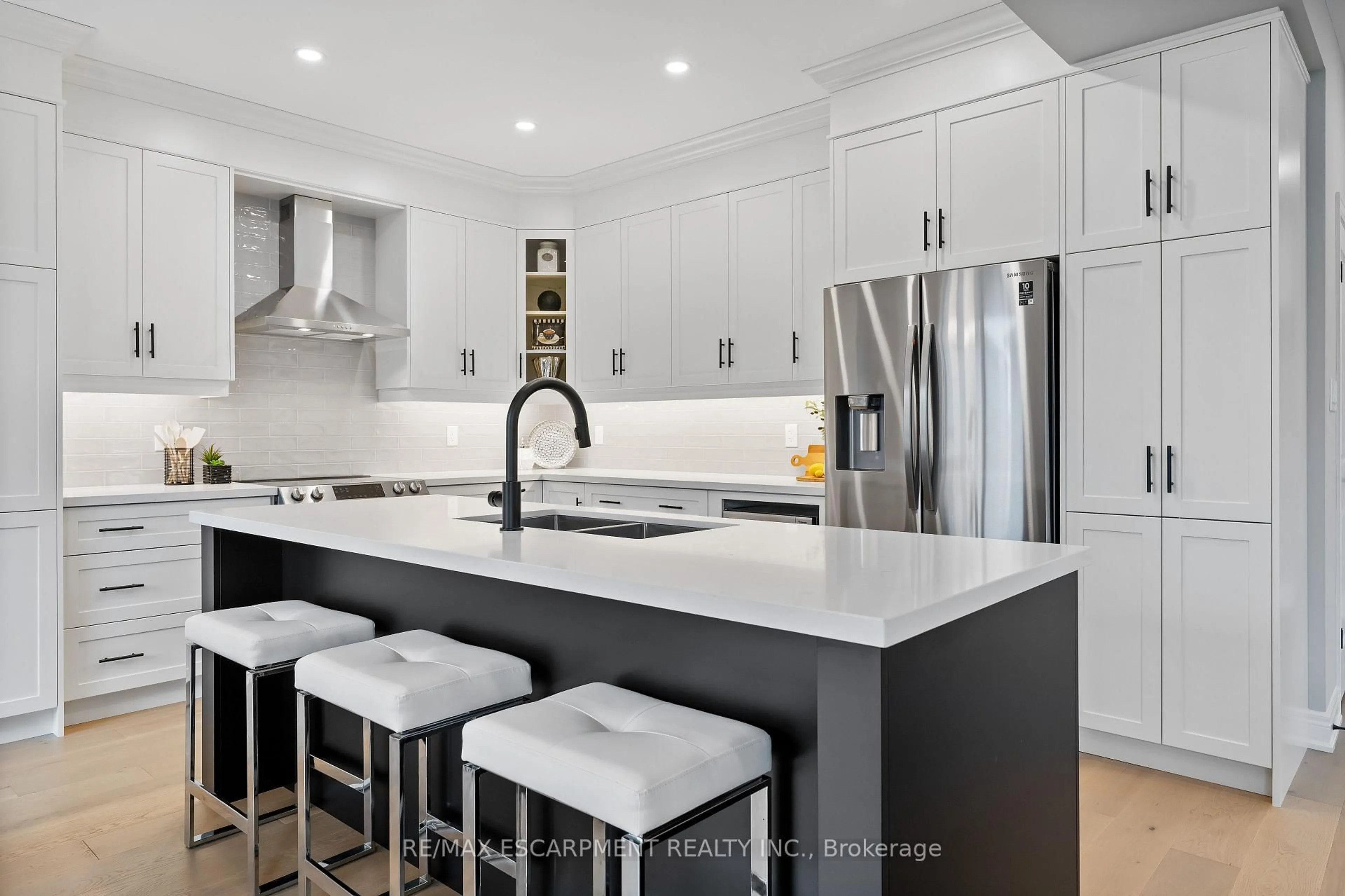 Contemporary kitchen, ceramic/tile floor for 65 Seabreeze Cres, Hamilton Ontario L8E 5C8
