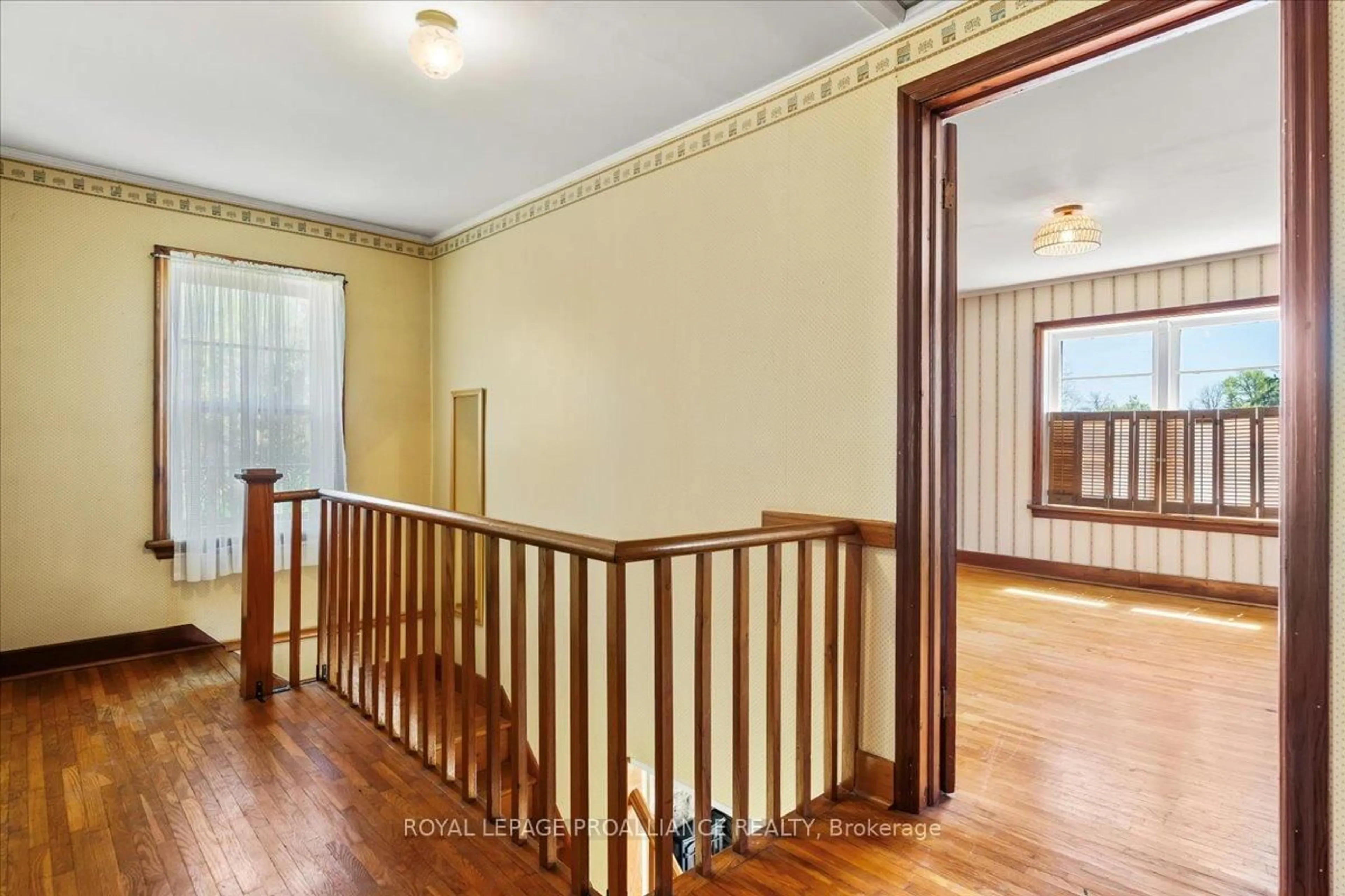 Indoor foyer for 583 Moira St, Tweed Ontario K0K 3J0