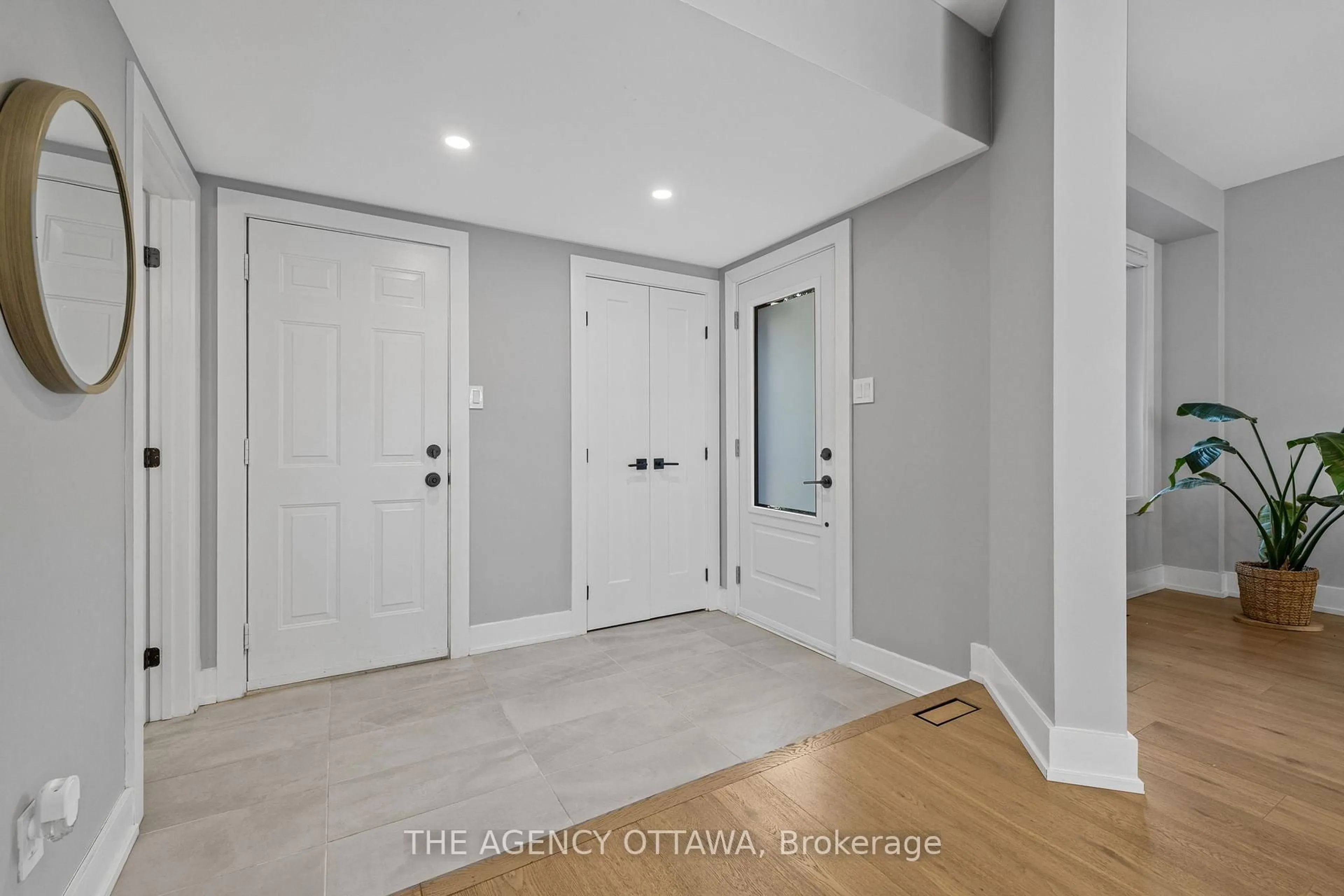 Indoor entryway for 32 WHITESTONE Dr, Ottawa Ontario K2C 4A9