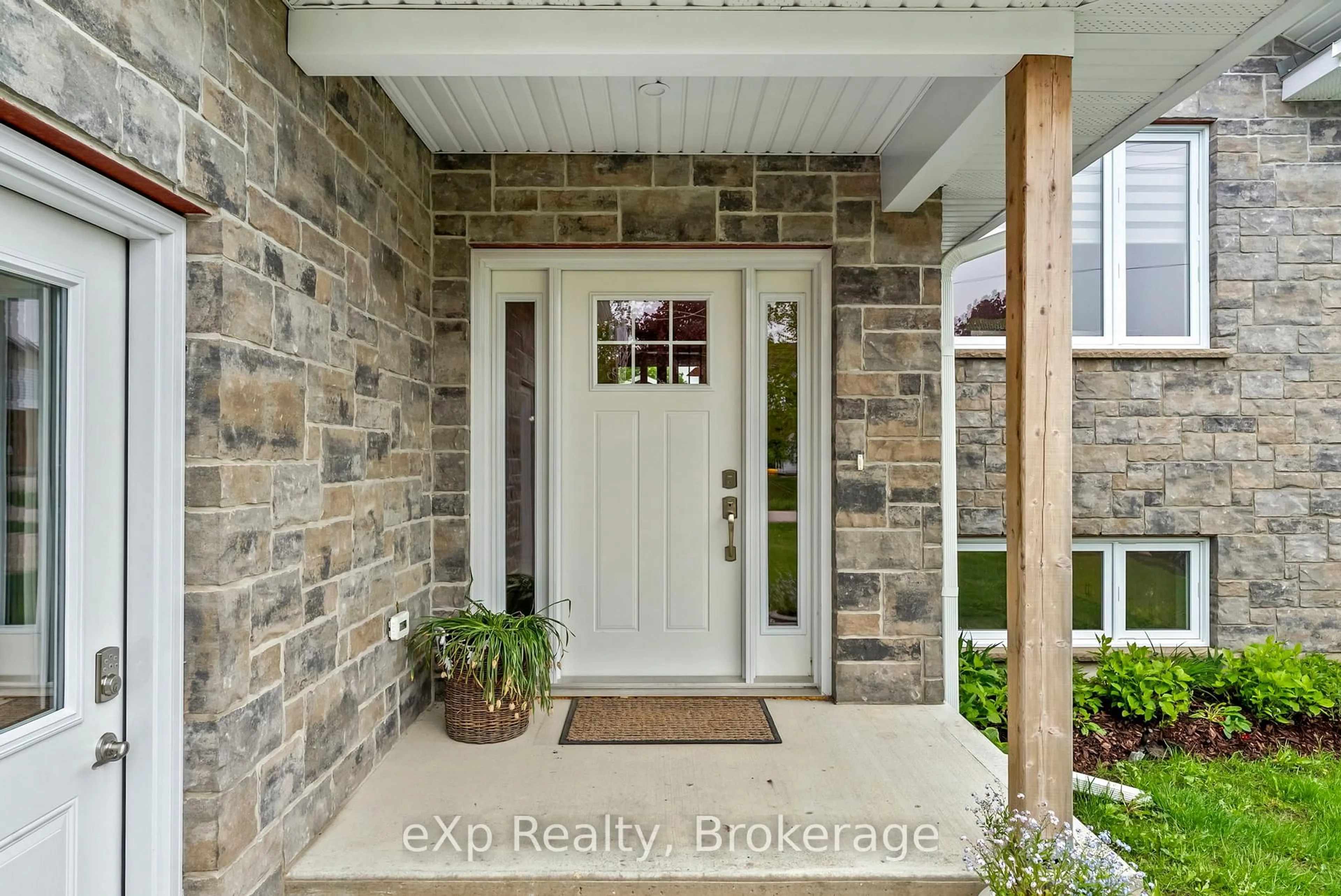Indoor entryway for 26 Church St, Kincardine Ontario N0G 2T0