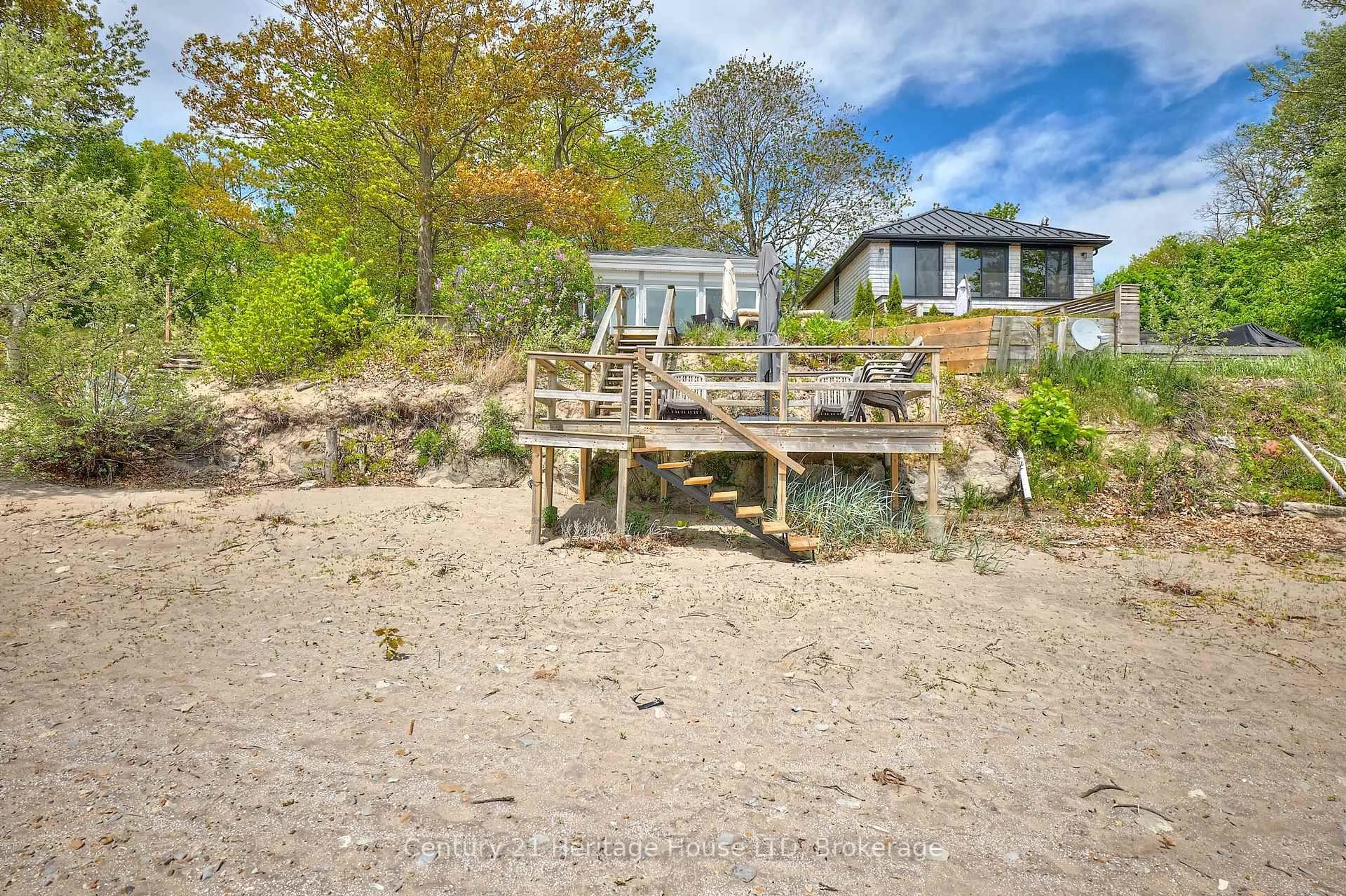 A pic from outside/outdoor area/front of a property/back of a property/a pic from drone, water/lake/river/ocean view for 2901 Vimy Rd, Port Colborne Ontario L3K 5V3