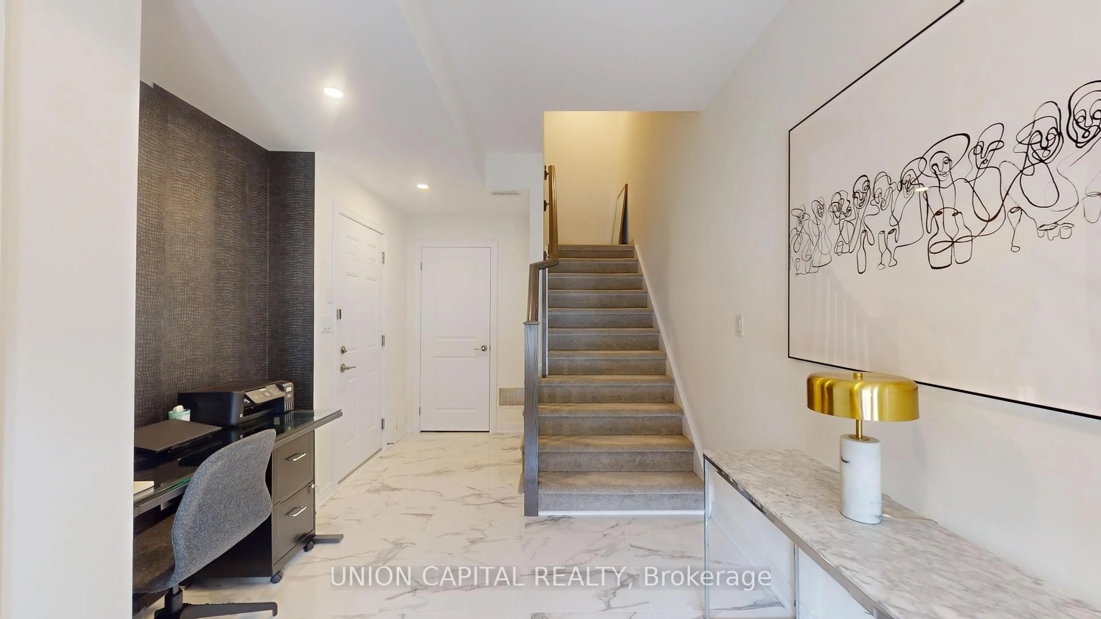 Indoor foyer for 288 Glover Rd #27, Hamilton Ontario L8E 5H6