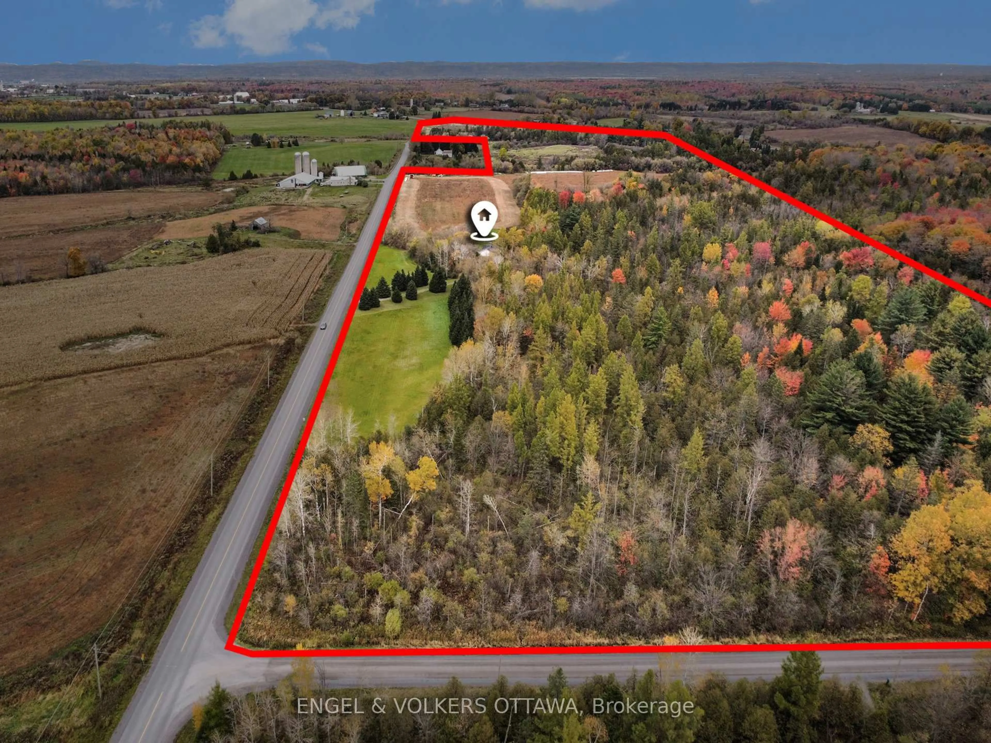 A pic from outside/outdoor area/front of a property/back of a property/a pic from drone, unknown for 4751 PEARL Rd, Champlain Ontario K0B 1K0