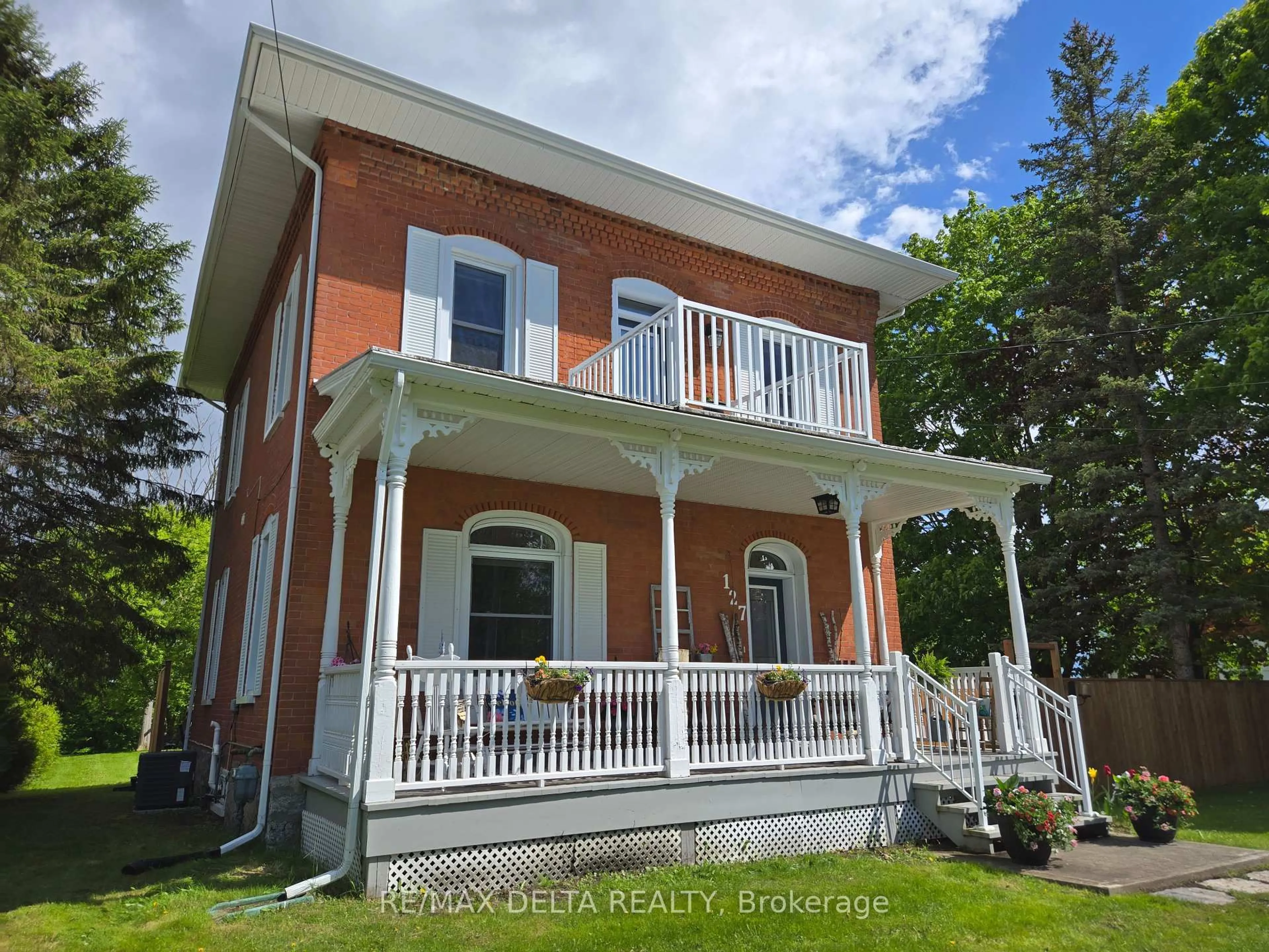 Home with vinyl exterior material, building for 127 High St, Champlain Ontario K0B 1R0