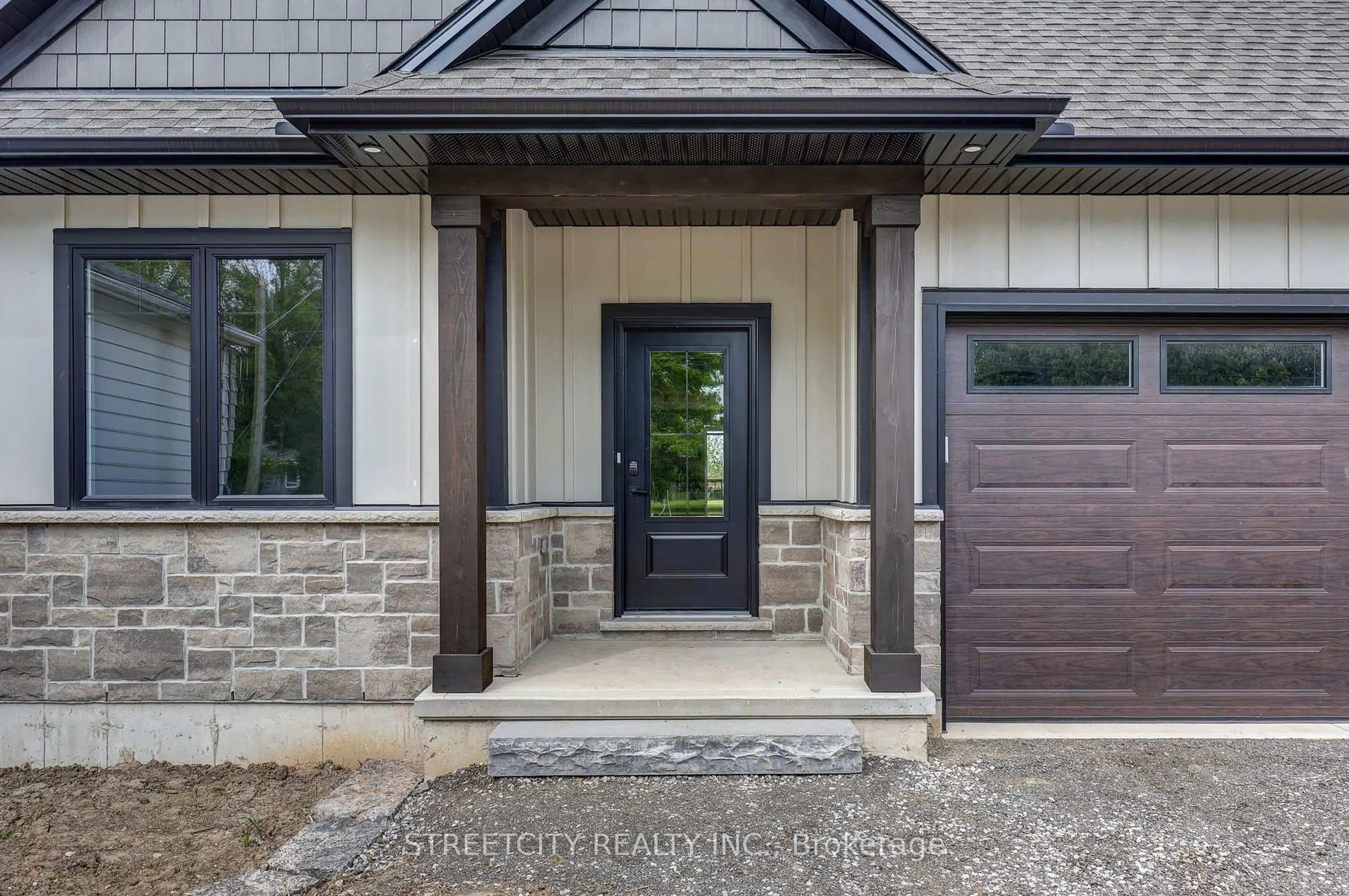 Indoor entryway for 8088 Union Rd, Southwold Ontario N0L 1K0