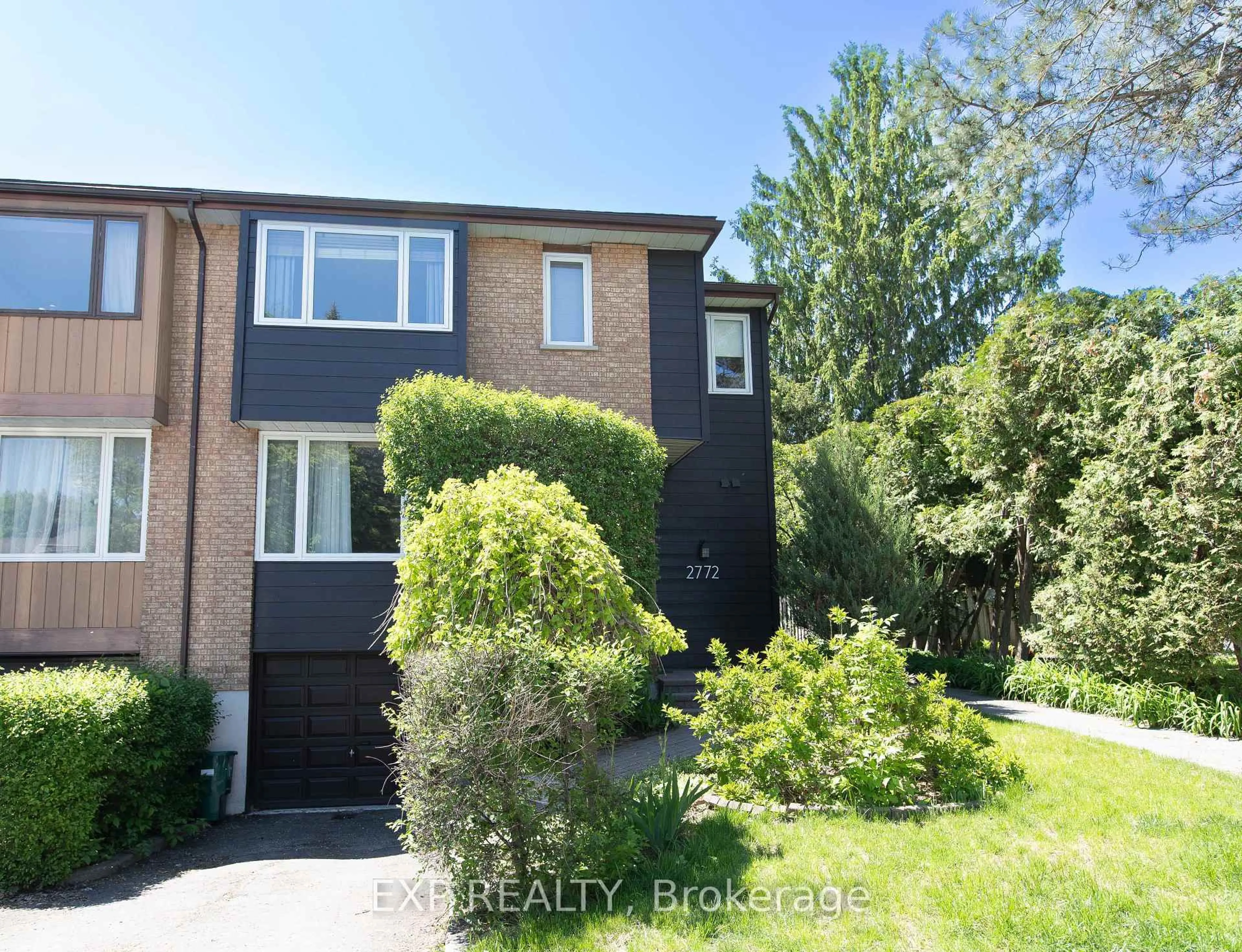 A pic from outside/outdoor area/front of a property/back of a property/a pic from drone, street for 2772 Springland Dr, Ottawa Ontario K1V 6M4