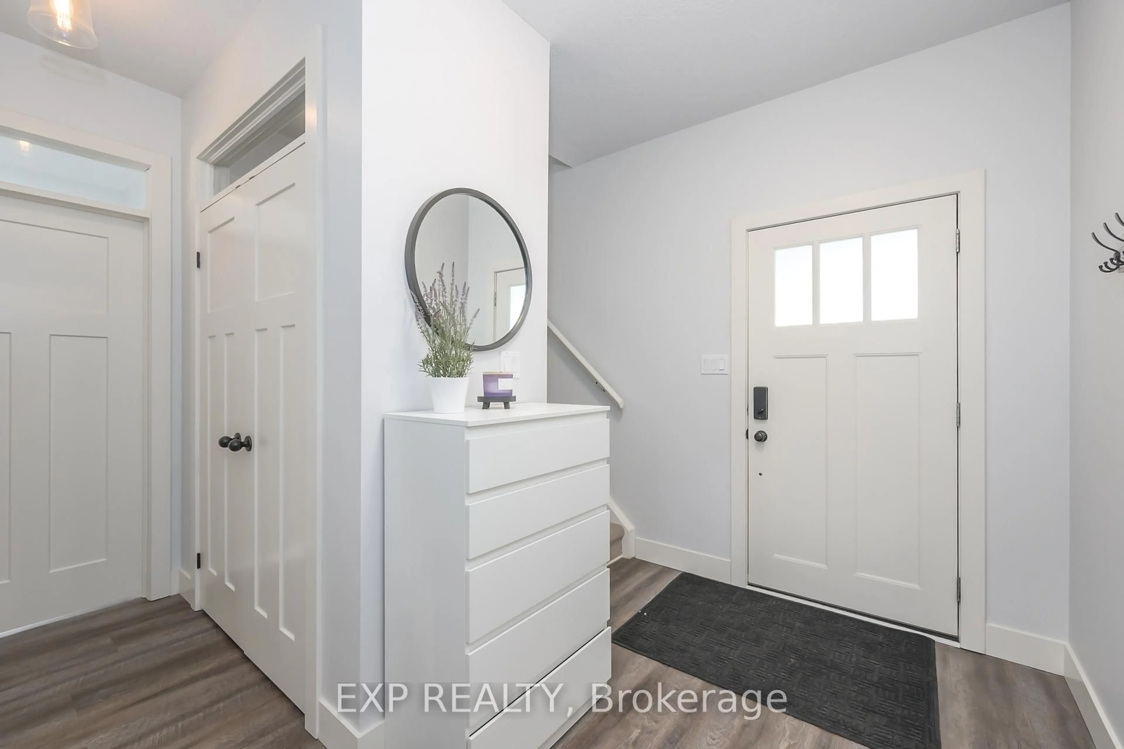 Indoor entryway for 1276 Crumlin Sdrd, London East Ontario N5V 1R8