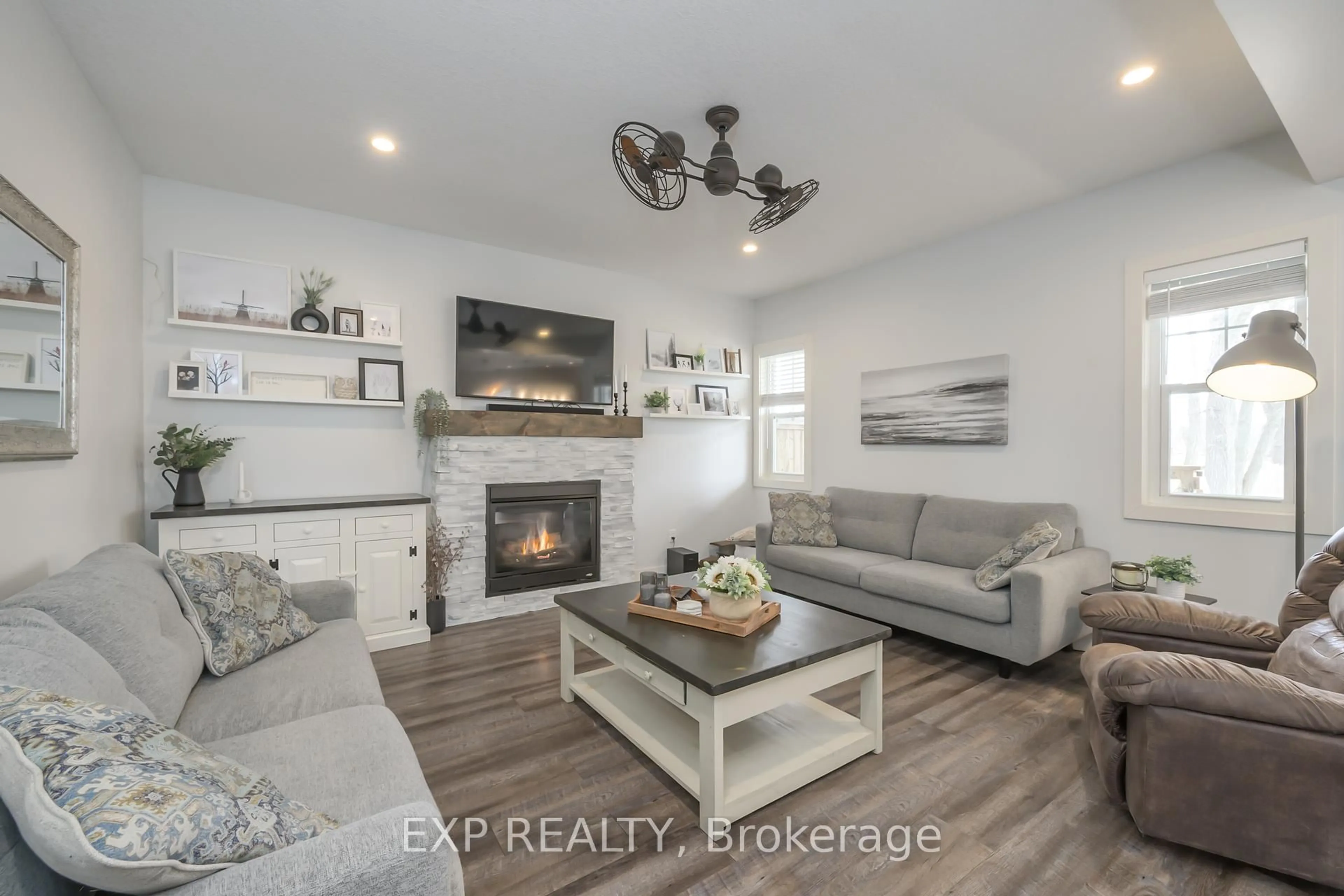 Living room with furniture, unknown for 1276 Crumlin Sdrd, London East Ontario N5V 1R8