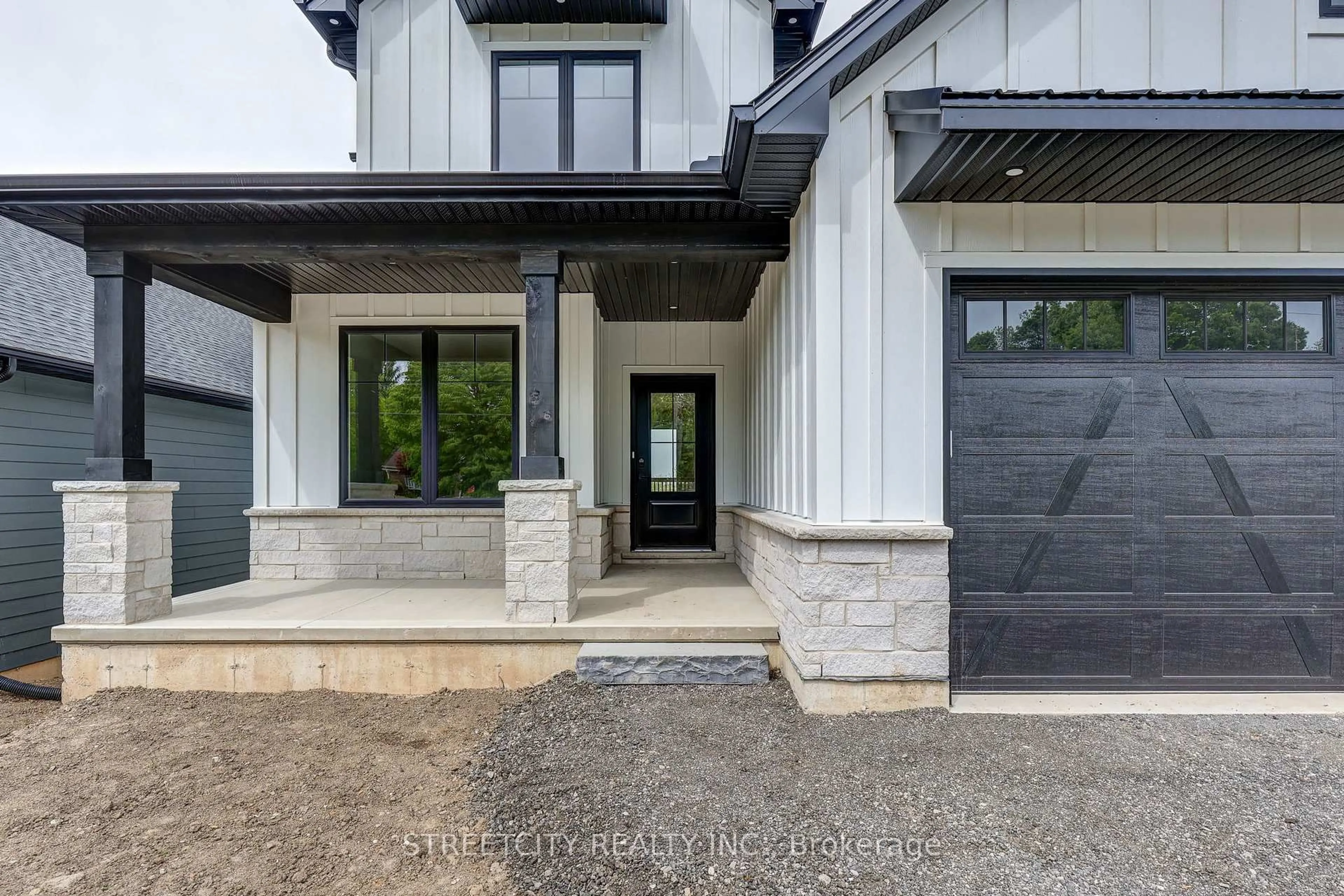 Indoor entryway for 8074 Union Rd, Southwold Ontario N0L 1K0