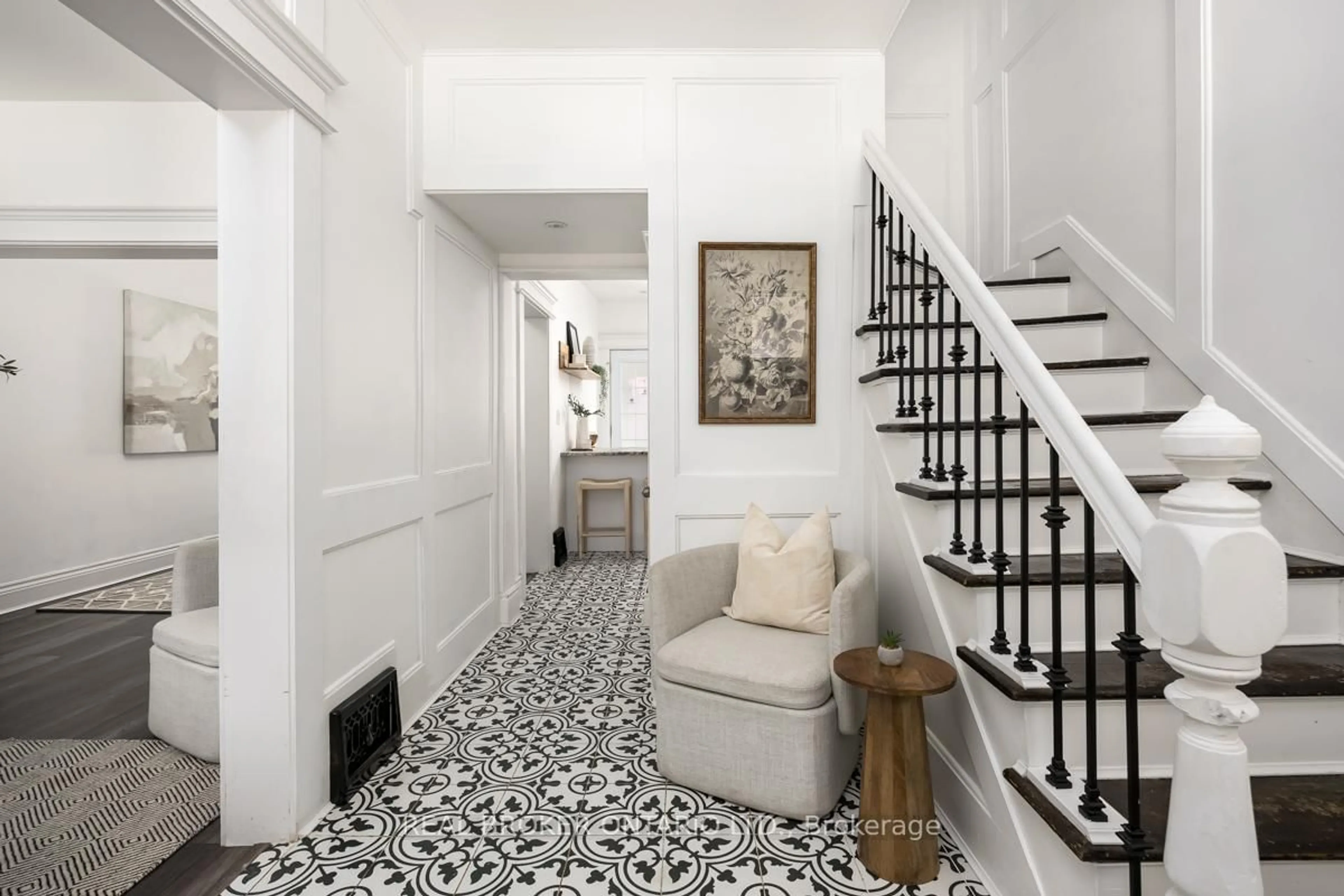 Indoor entryway for 137 Avondale St, Hamilton Ontario L8L 7B9