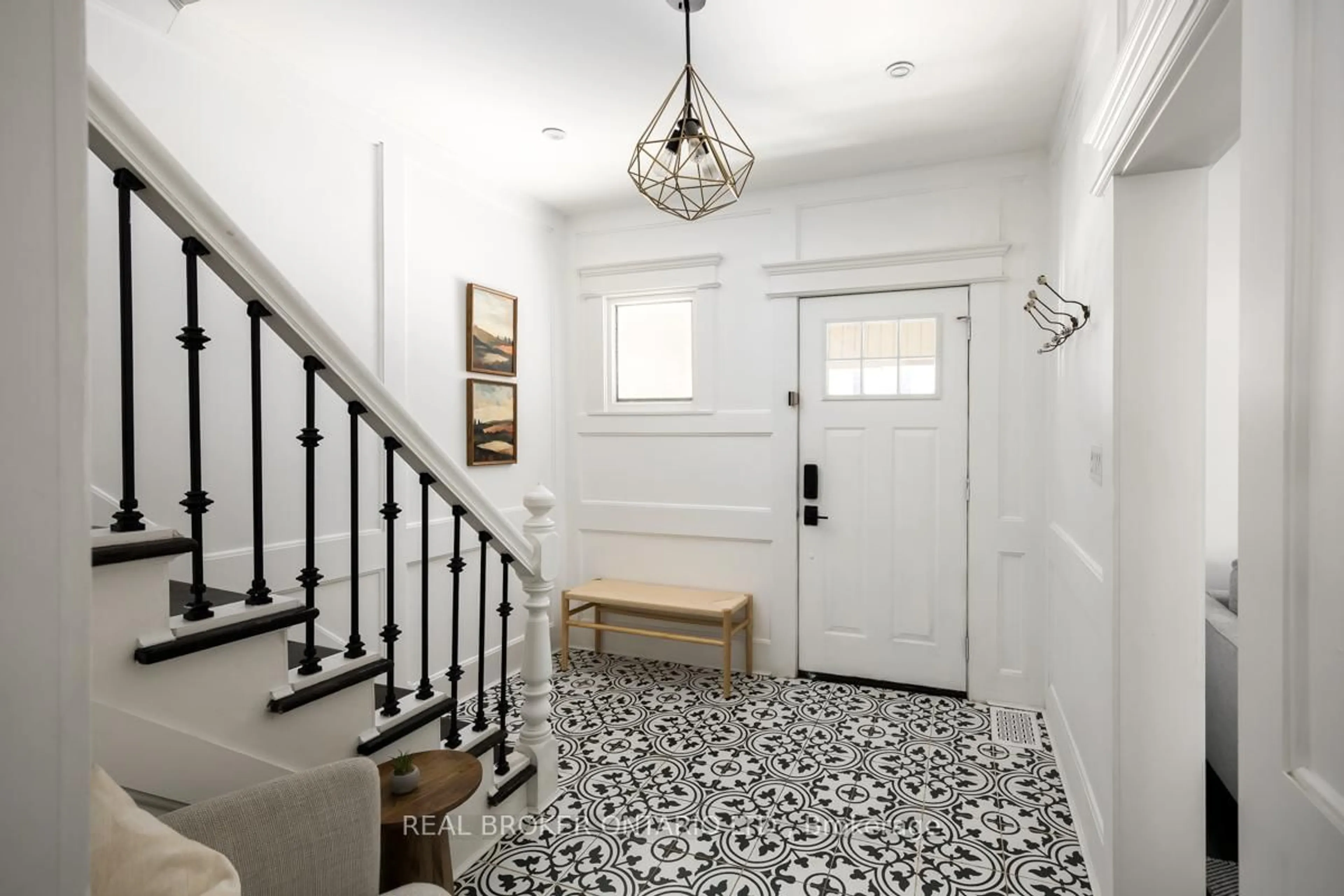 Indoor entryway for 137 Avondale St, Hamilton Ontario L8L 7B9
