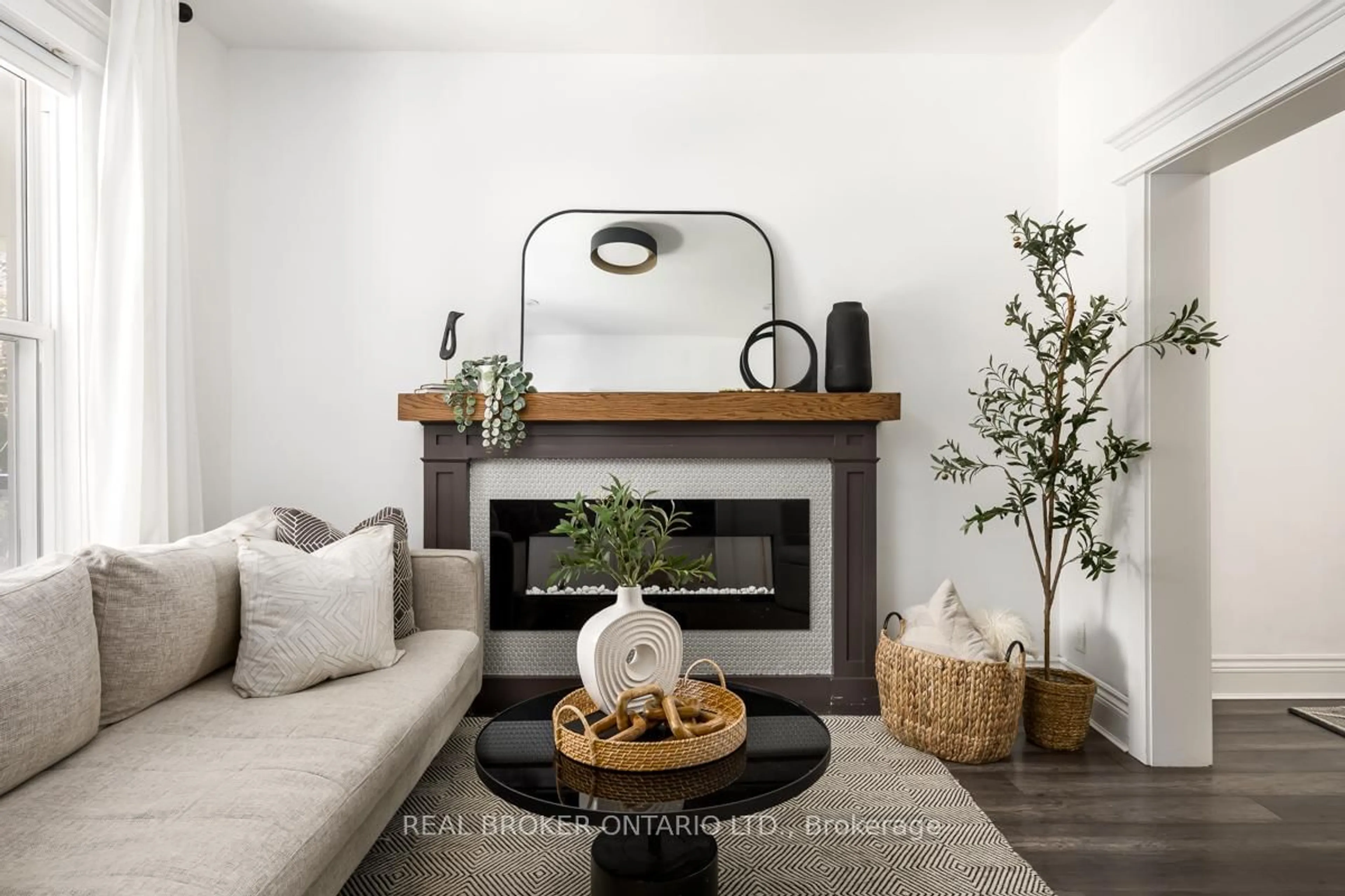 Living room with furniture, unknown for 137 Avondale St, Hamilton Ontario L8L 7B9
