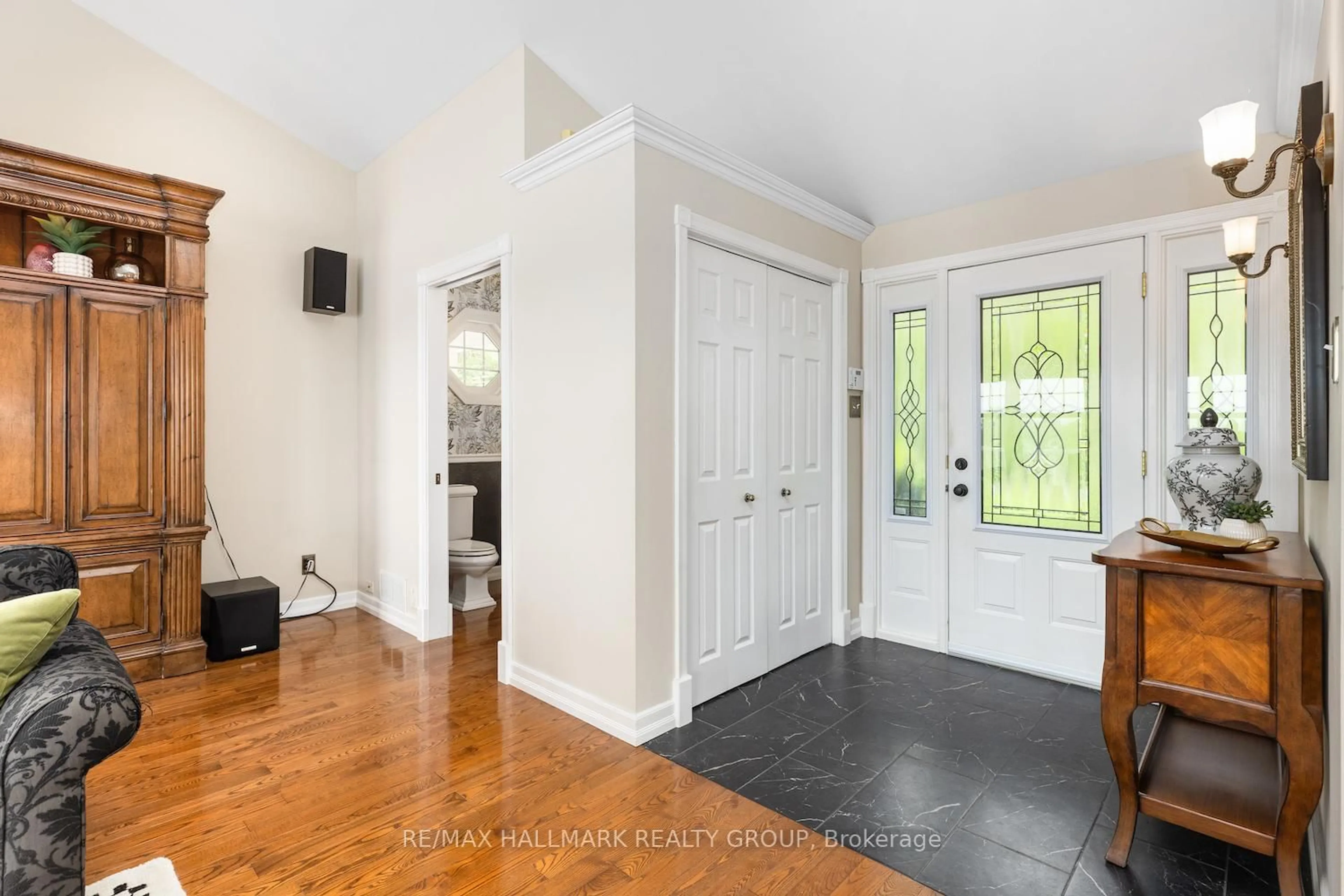 Indoor entryway for 1 Rideau Glen Dr, Ottawa Ontario K2C 3H1