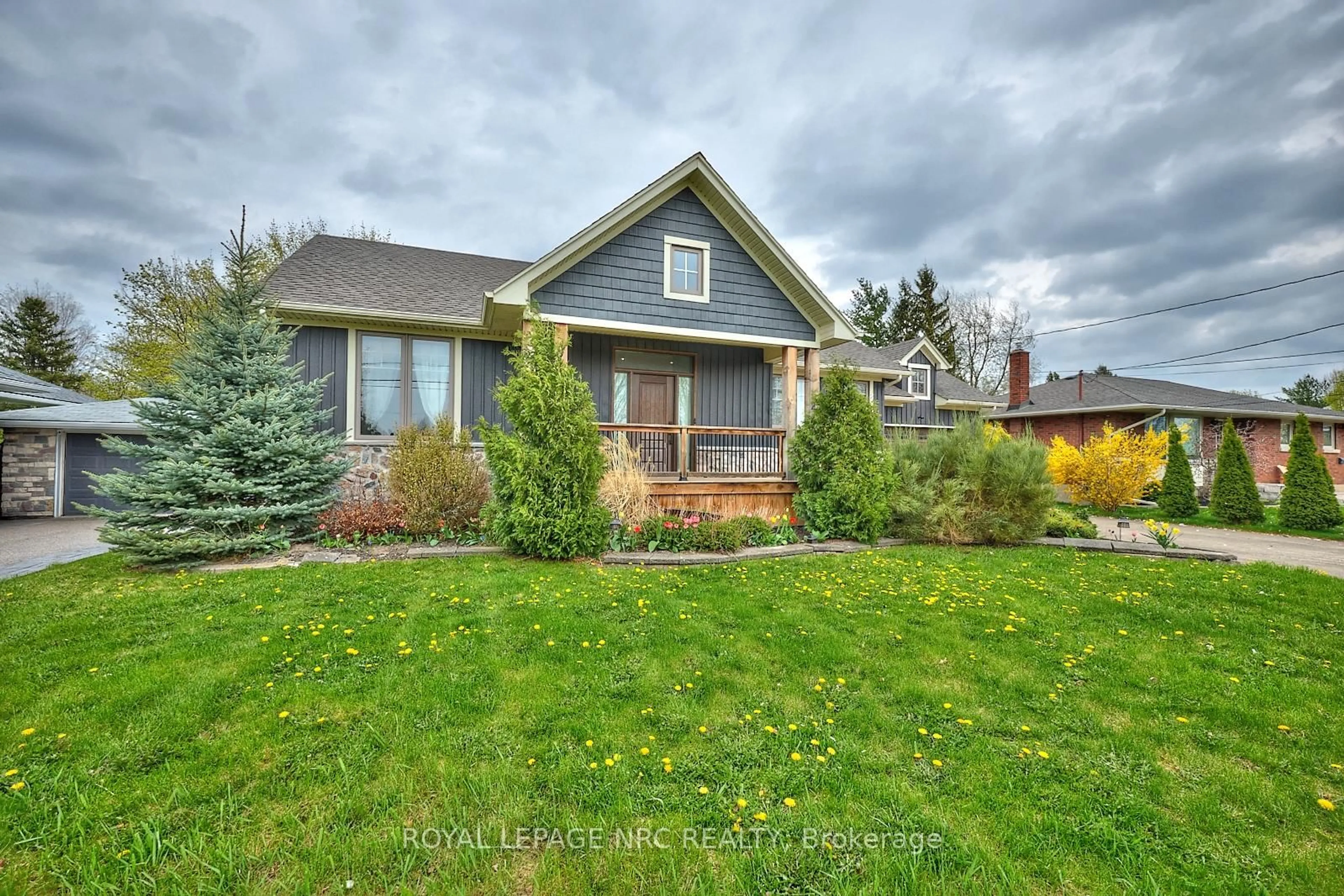 Home with vinyl exterior material, street for 20 Henry St, Niagara-on-the-Lake Ontario L0S 1T0