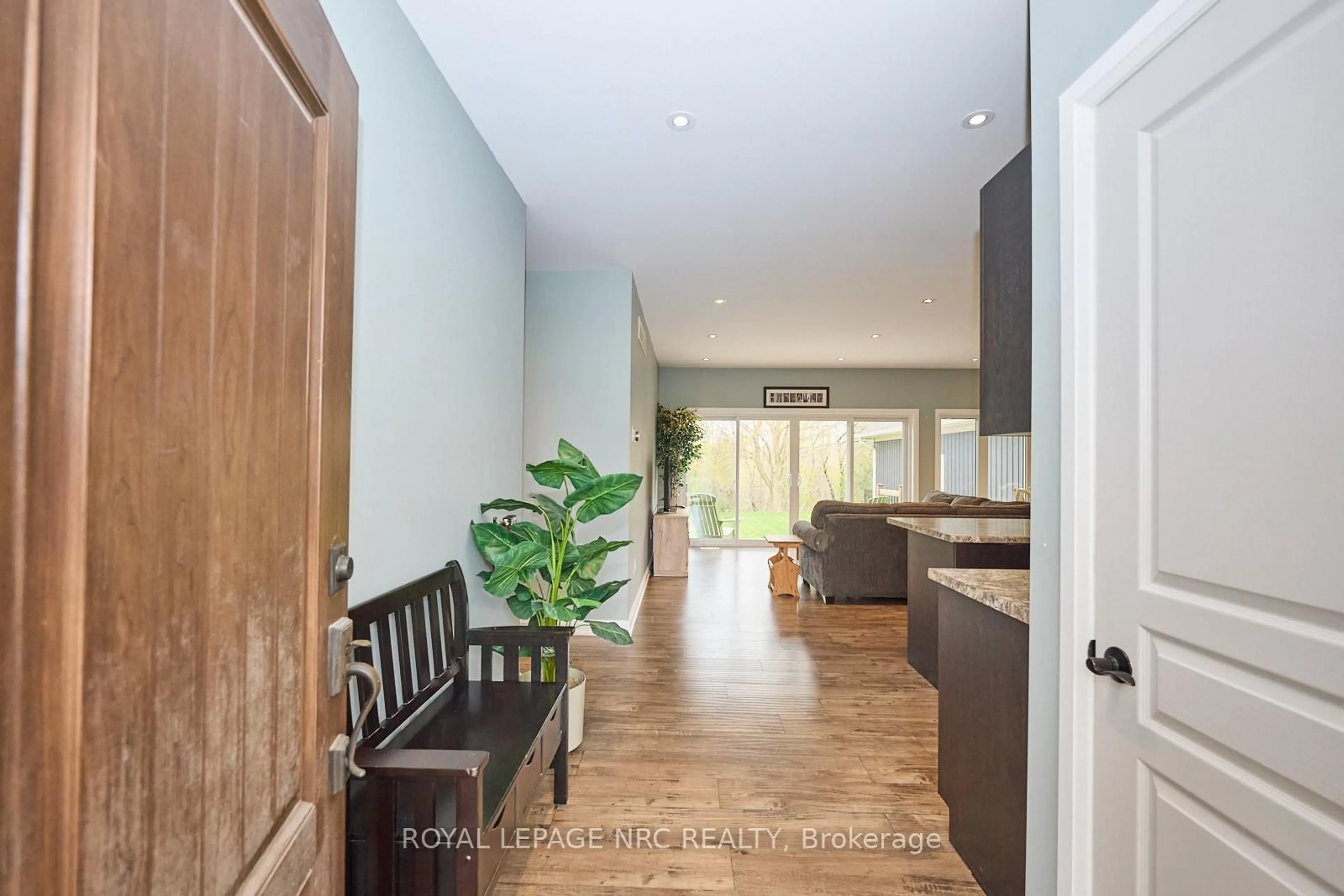 Indoor entryway for 20 Henry St, Niagara-on-the-Lake Ontario L0S 1T0